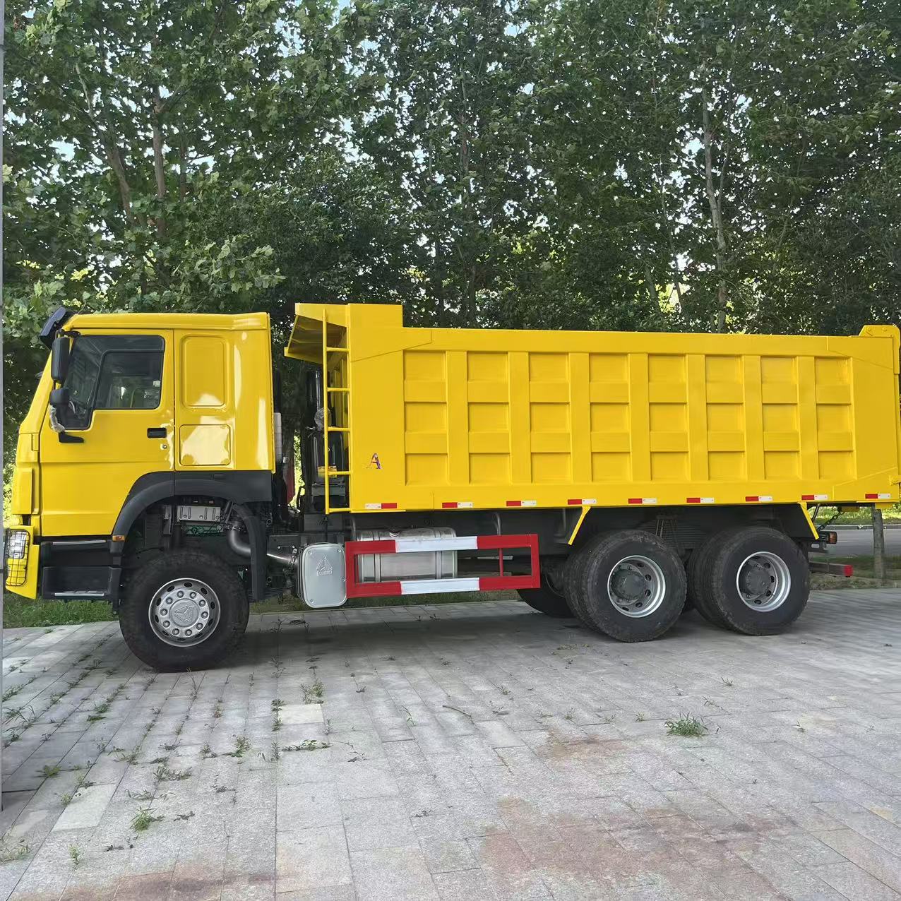 HOWO 6×4 Dump Truck 371HP image 2