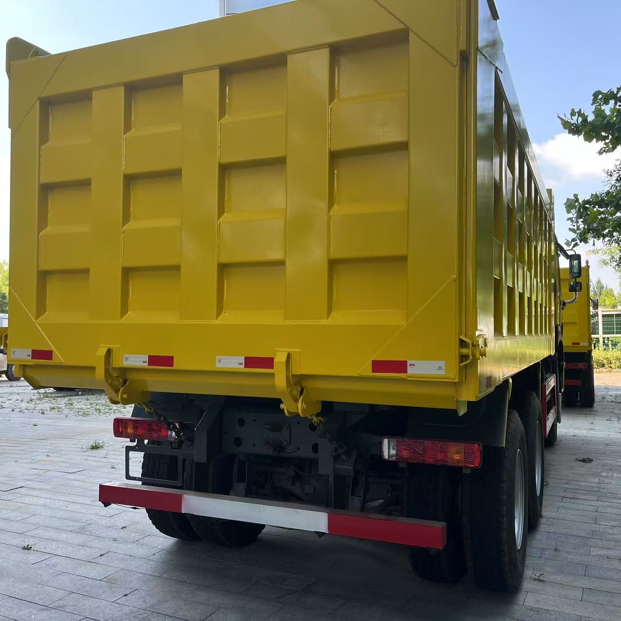 HOWO 6×4 Dump Truck 371HP image 4