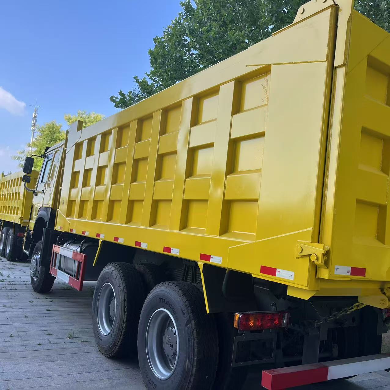 HOWO 6×4 Dump Truck 371HP image 3