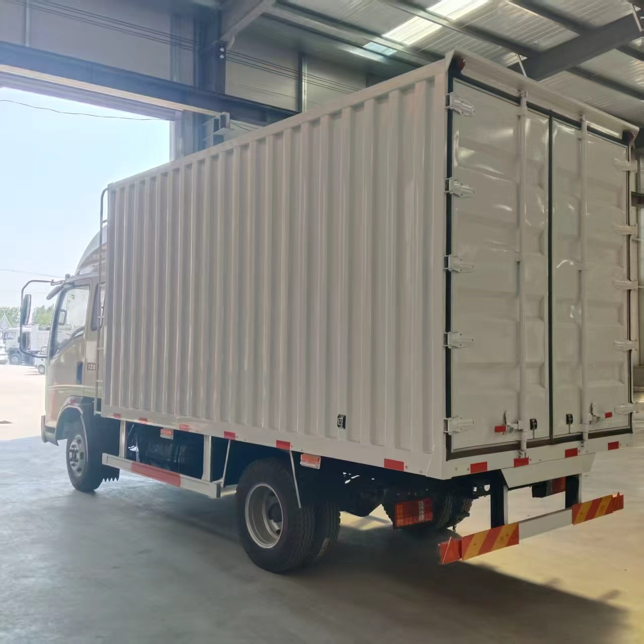 HOWO 4×2 Box Truck 130HP  -RHD image 2