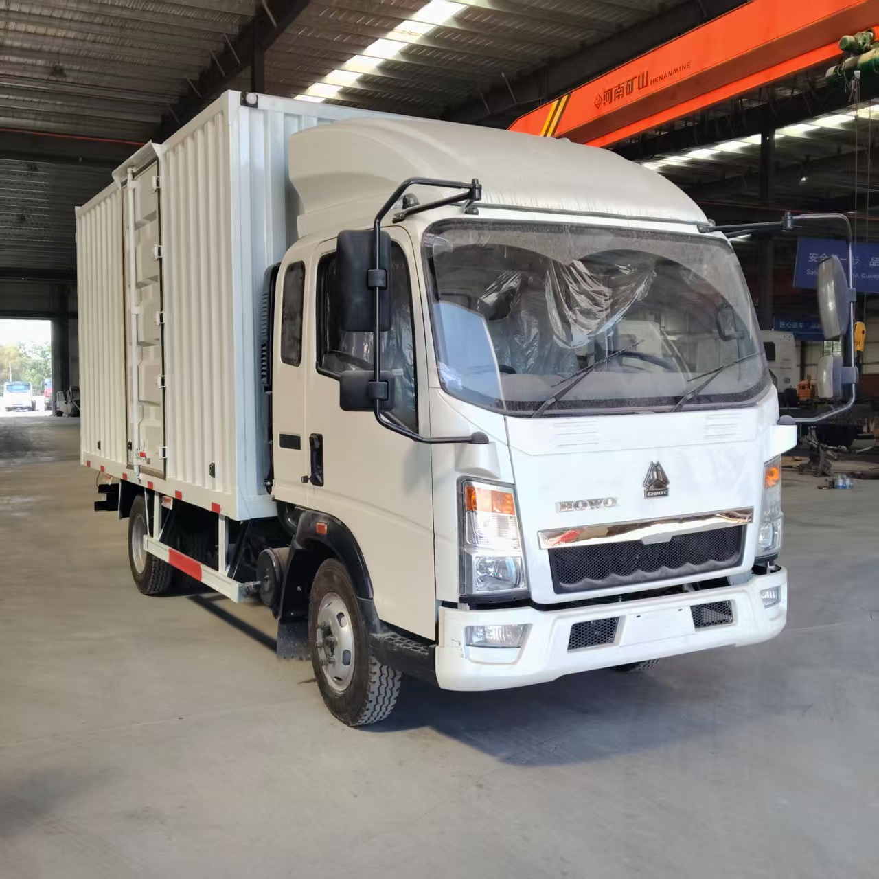 HOWO 4×2 Box Truck 130HP  -RHD image 4
