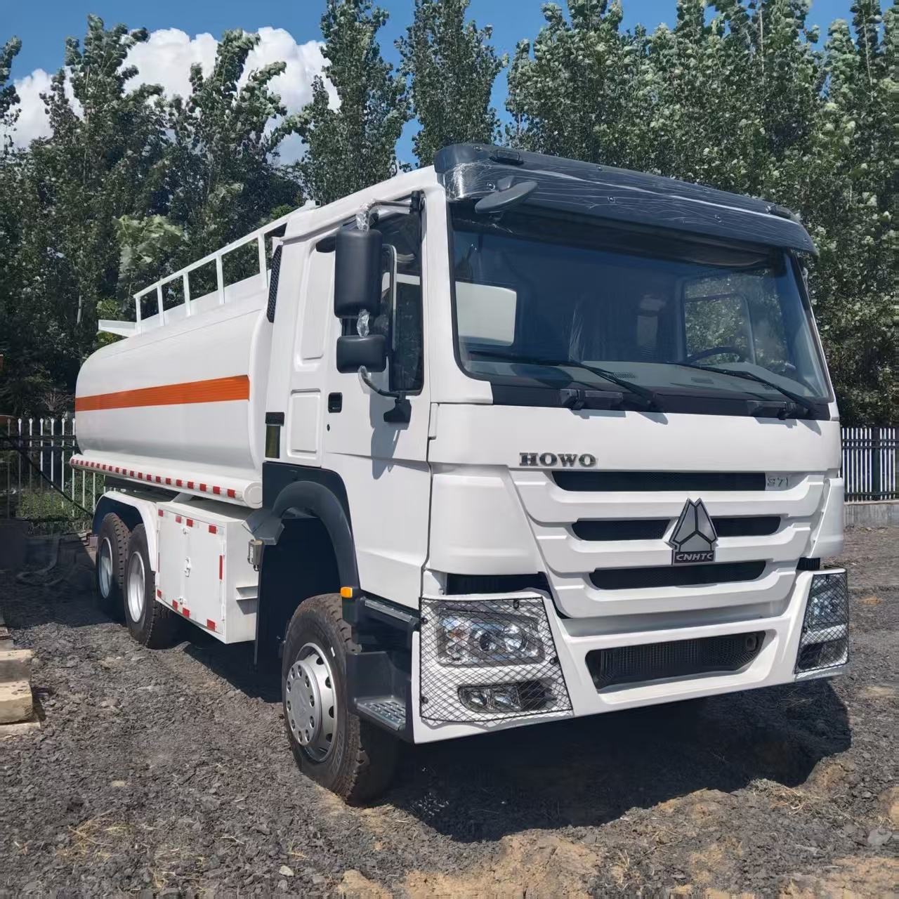 HOWO 6×4  Fuel Tanker Truck image 2
