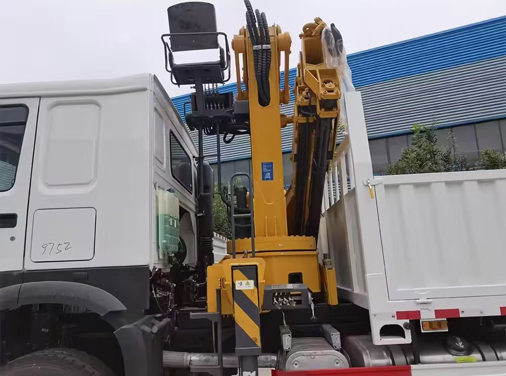 SINOTRUK HOWO 6×4 Knuckle Boom Crane image 2