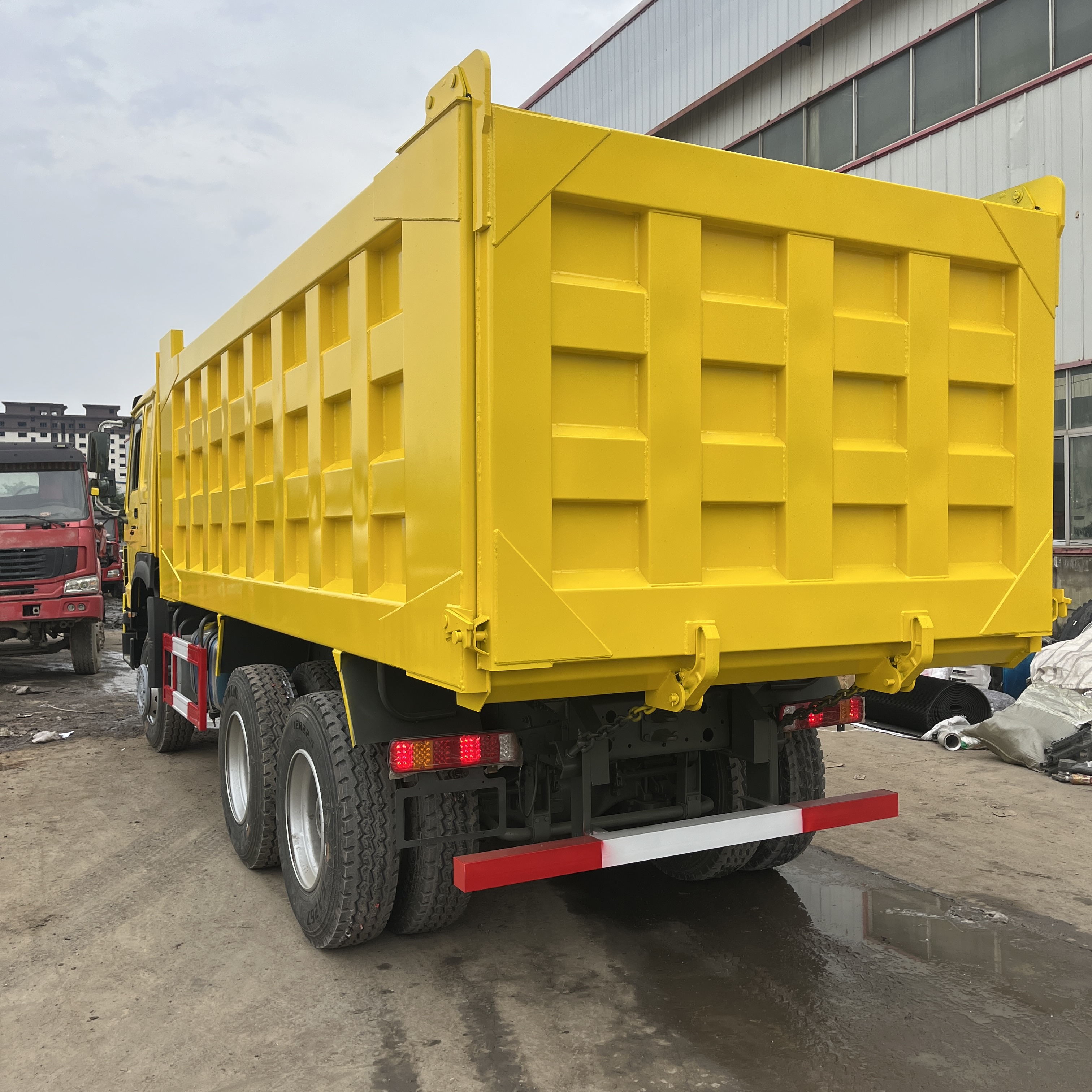 HOWO 371 HP 6×4 Dump Truck image 3