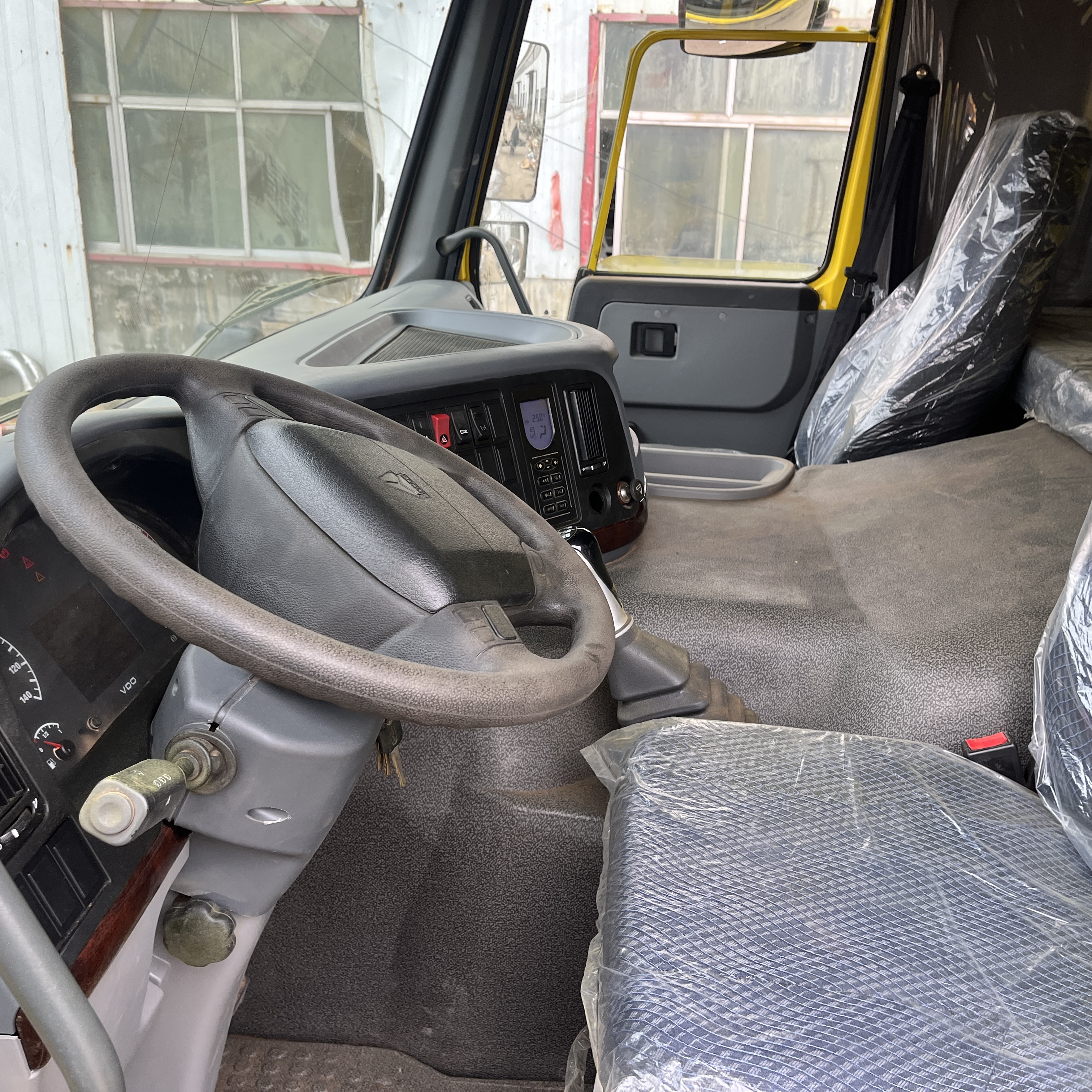 HOWO 371 HP 6×4 Dump Truck image 5
