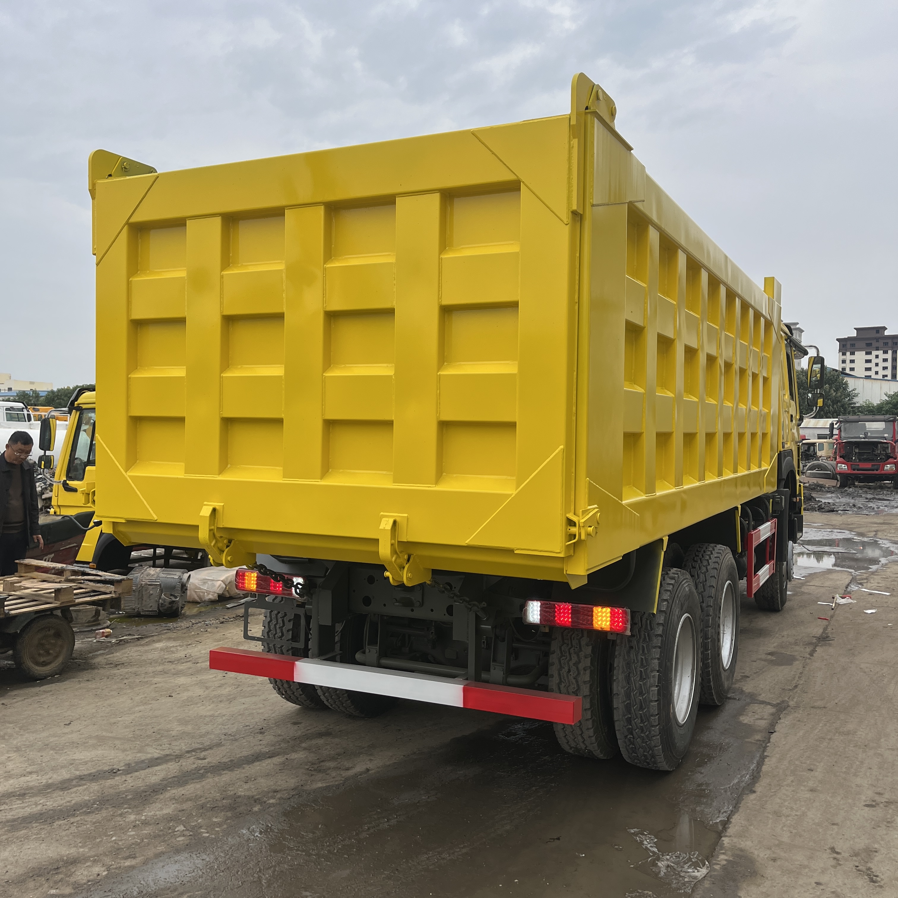 HOWO 371 HP 6×4 Dump Truck image 4