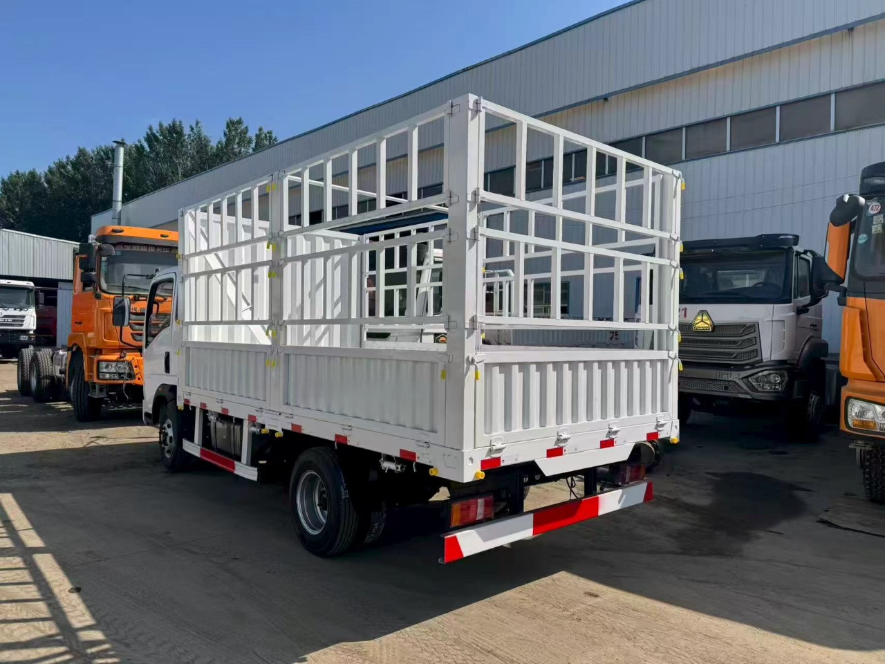 HOWO 4×2 Stake Truck, 130 HP image 3