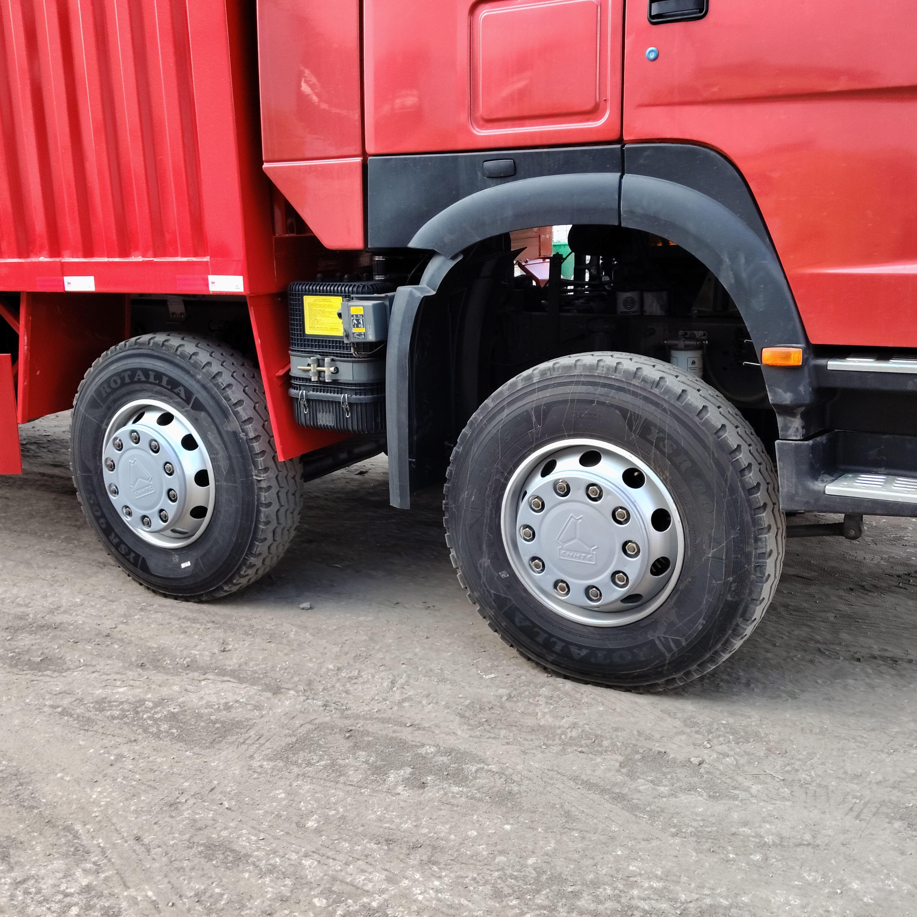 HOWO 8×4 box cargo truck image 3