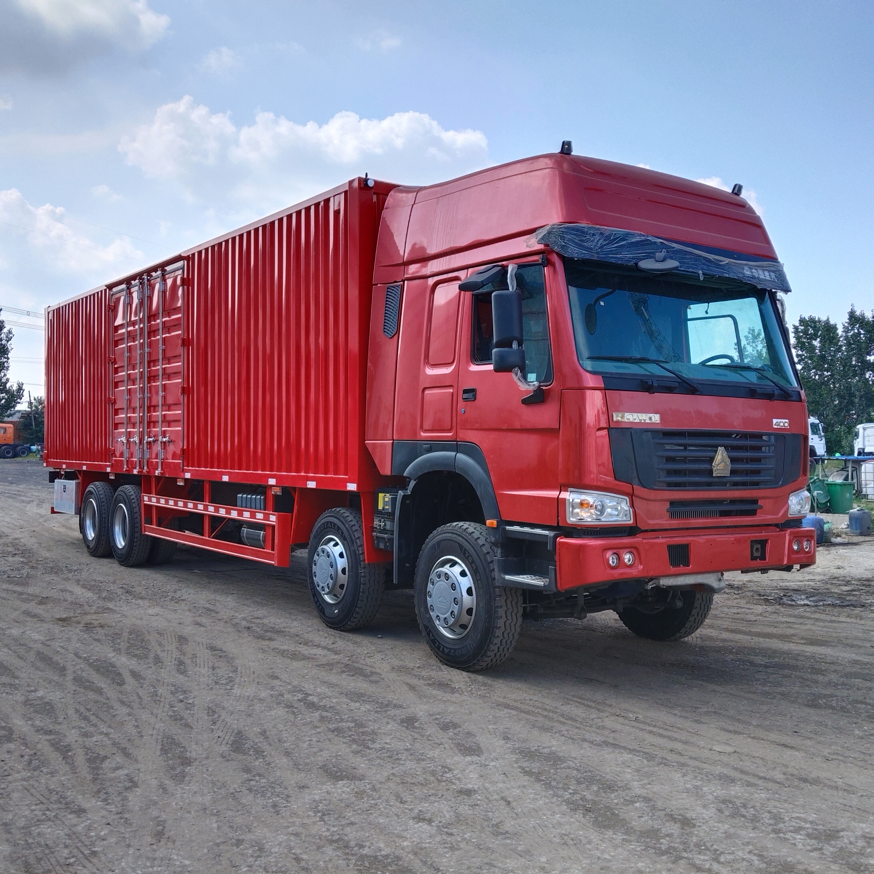 HOWO 8×4 box cargo truck image 2