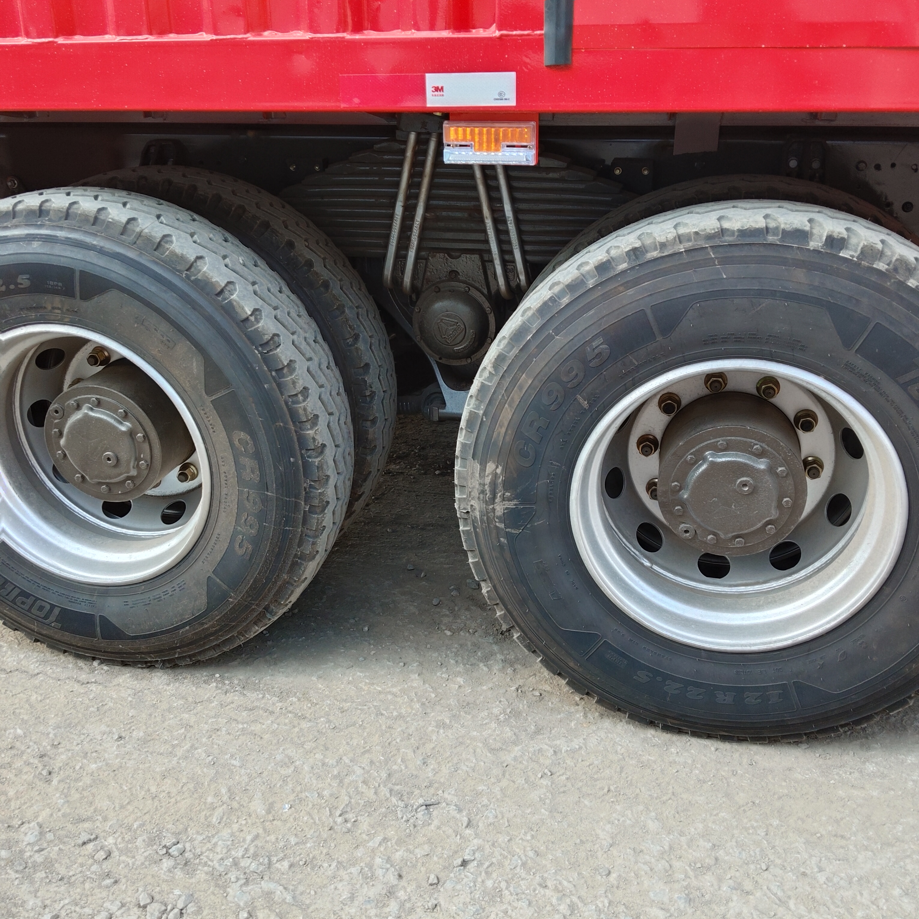 HOWO 8×4 box cargo truck image 6