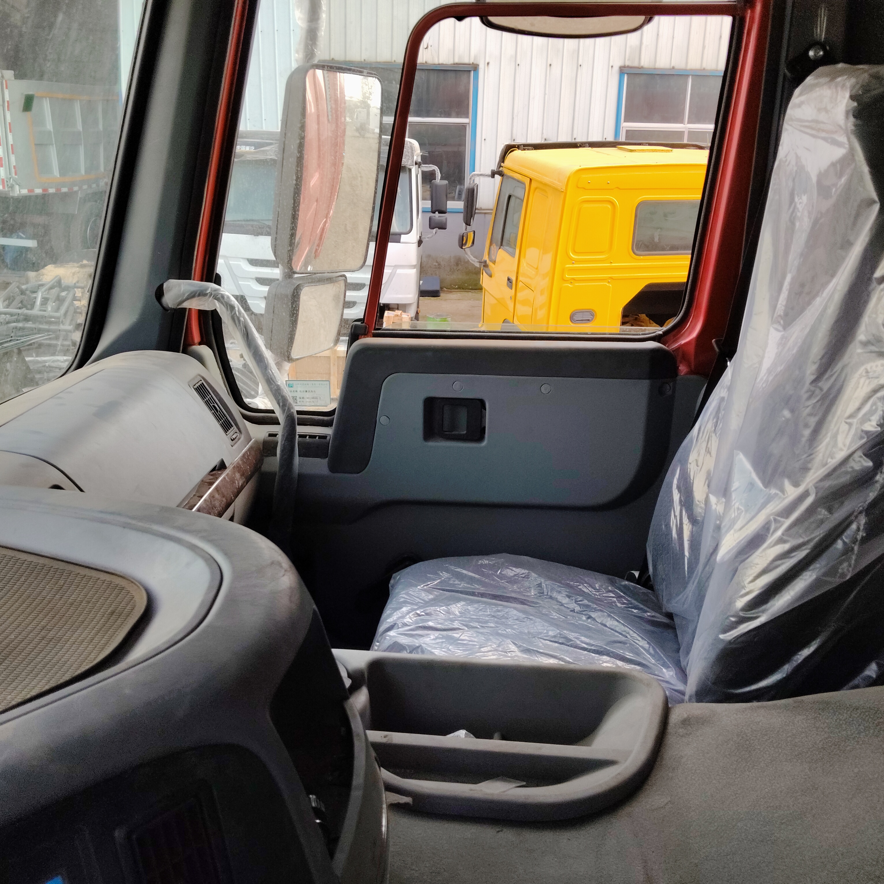 HOWO 8×4 box cargo truck image 10