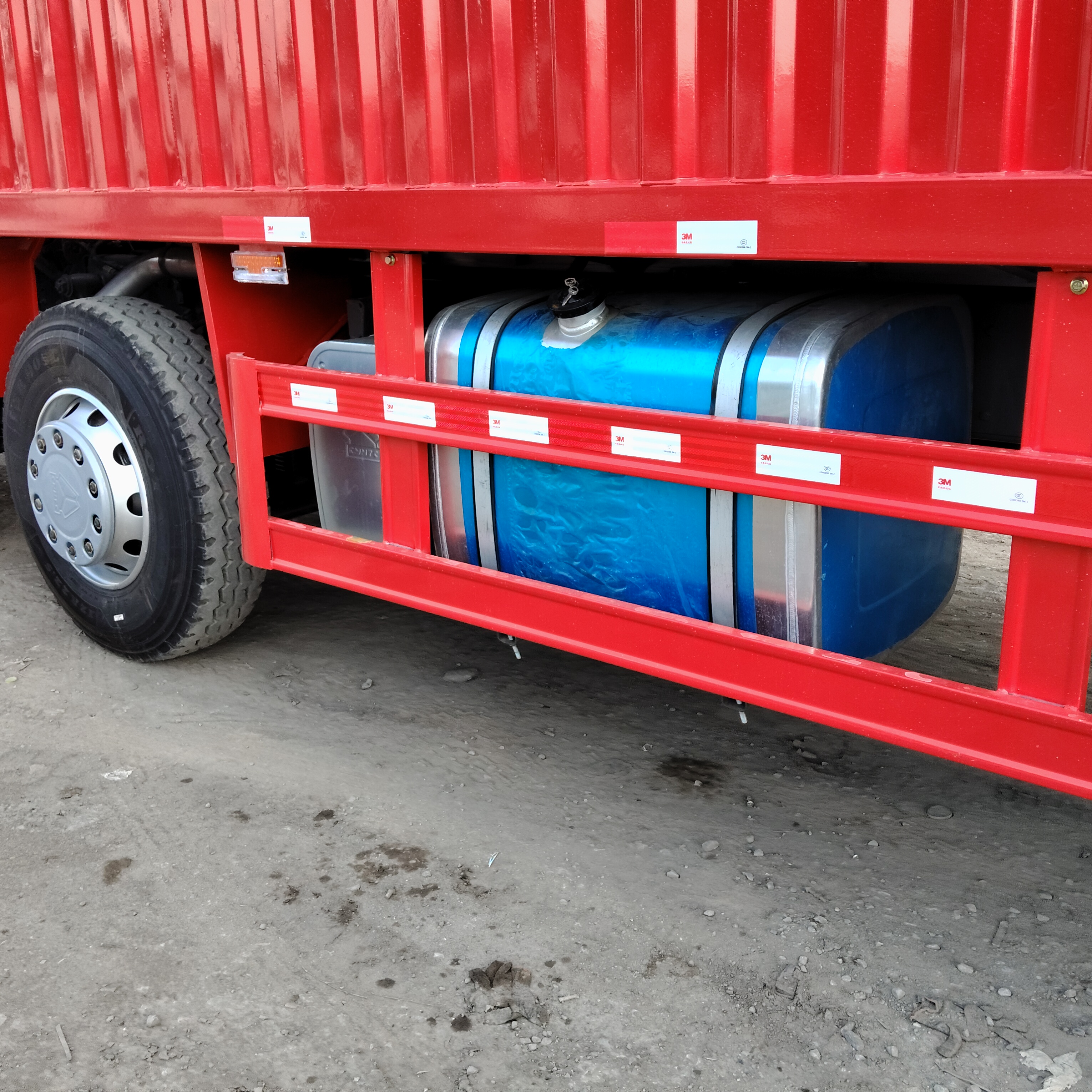 HOWO 8×4 box cargo truck image 8
