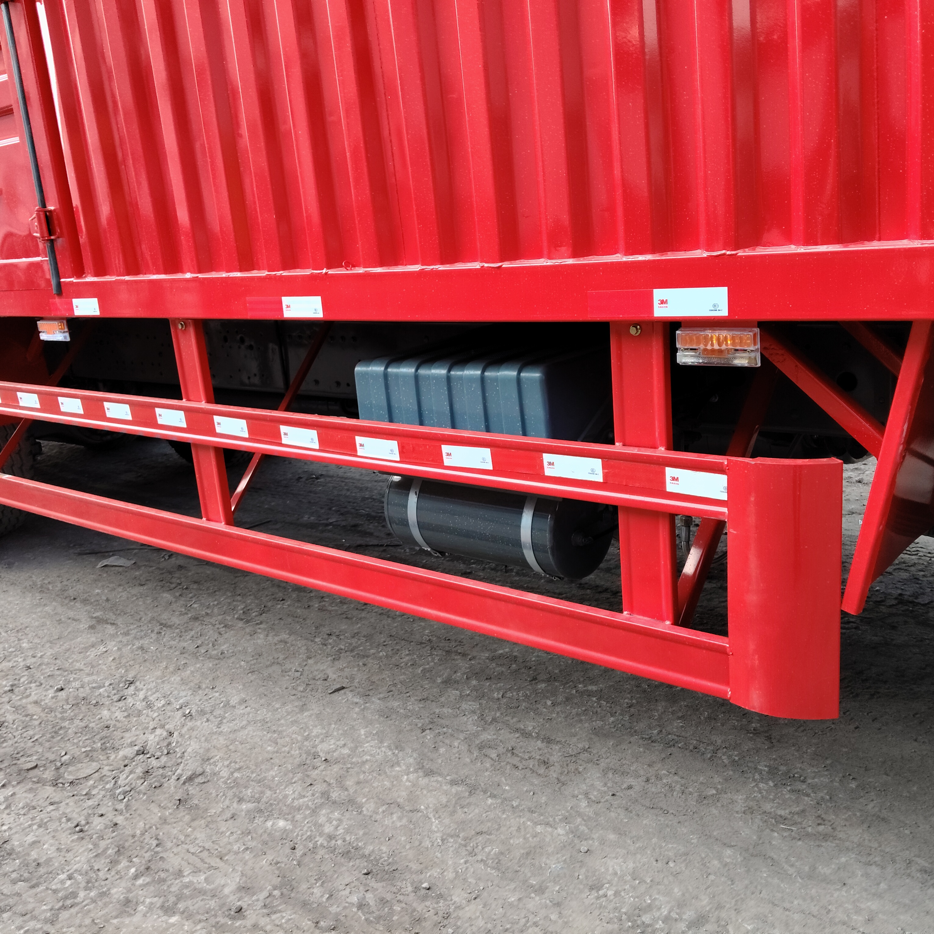 HOWO 8×4 box cargo truck image 4