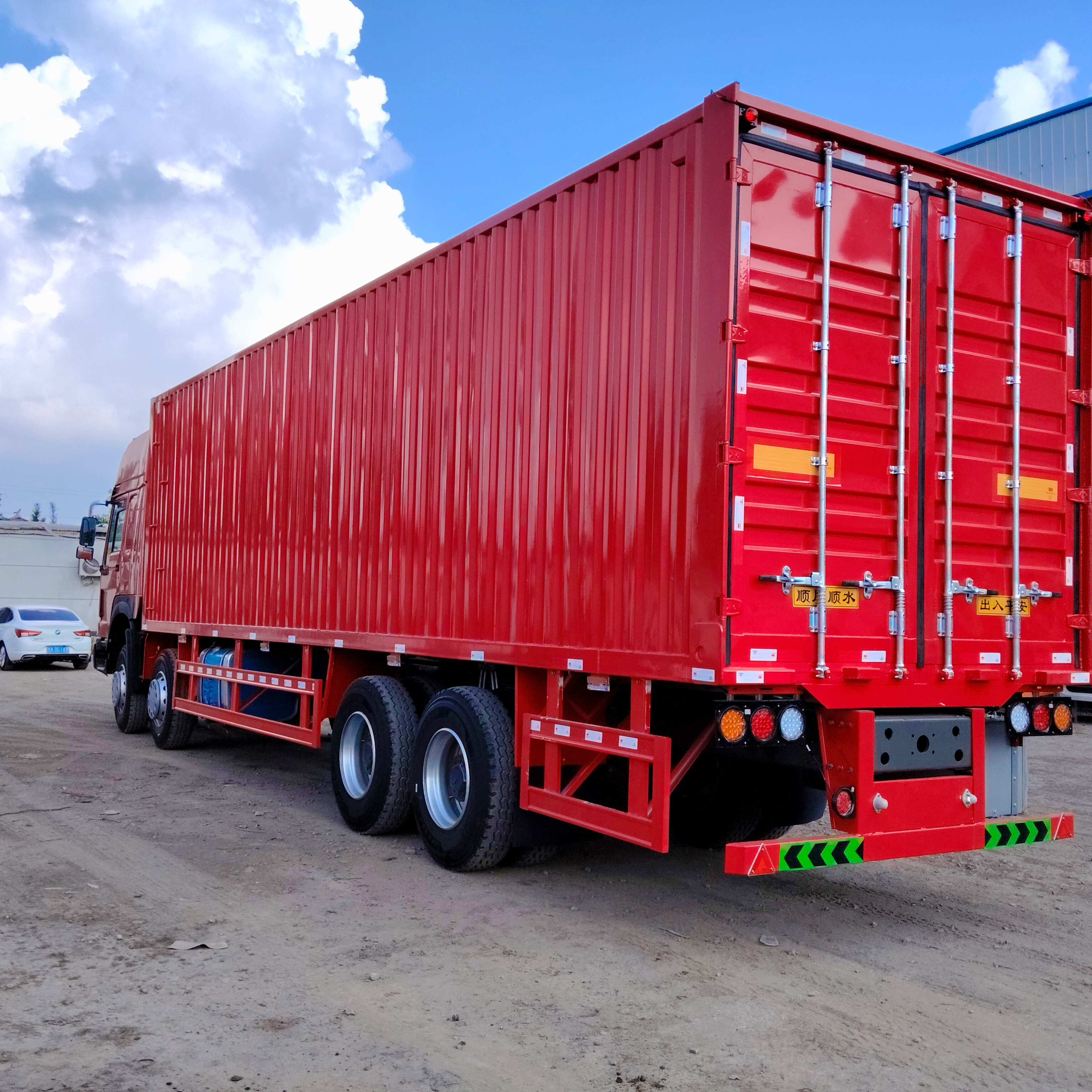 HOWO 8×4 box cargo truck image 7