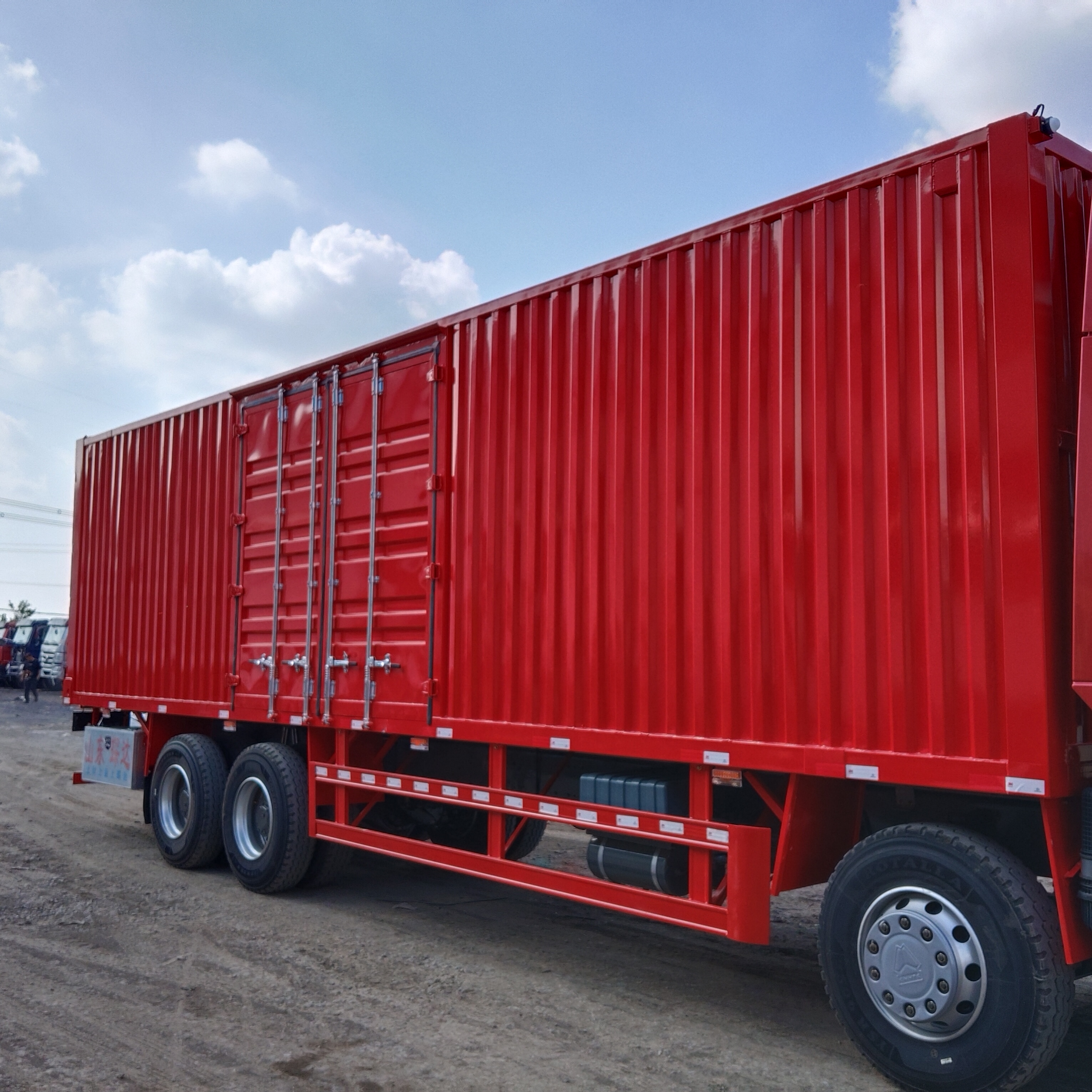 HOWO 8×4 box cargo truck image 5