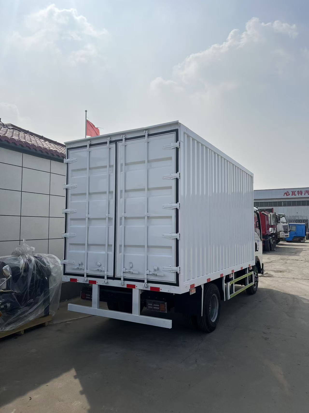 HOWO 4×2 Box Truck 130HP LHD image 2