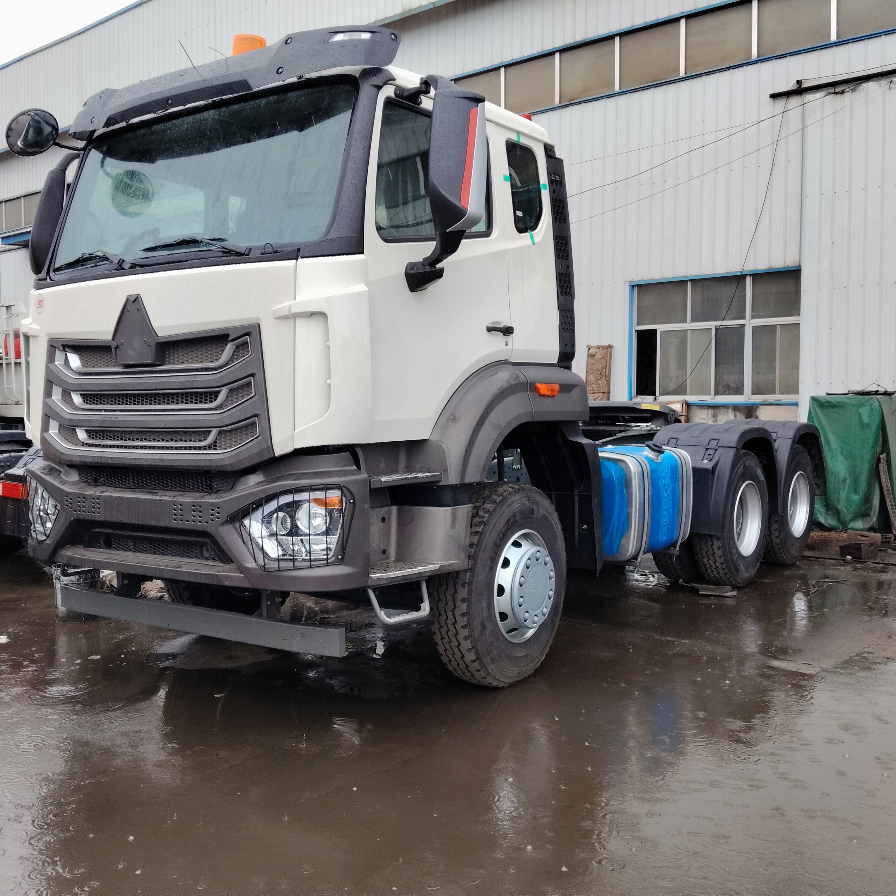 Howo NX 6×4 tractor truck image 2