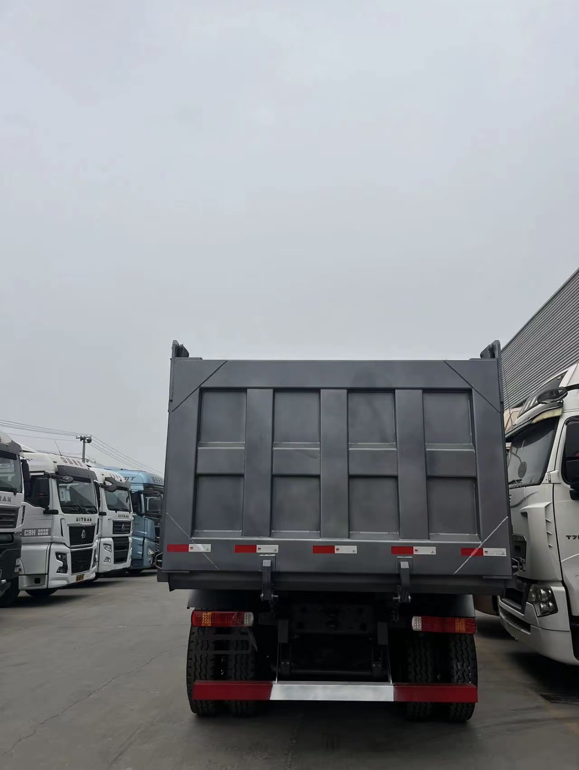 Sinotruk Howo 380 HP 6×4 Dump Truck, Euro 3 / Euro 5 optional image 4