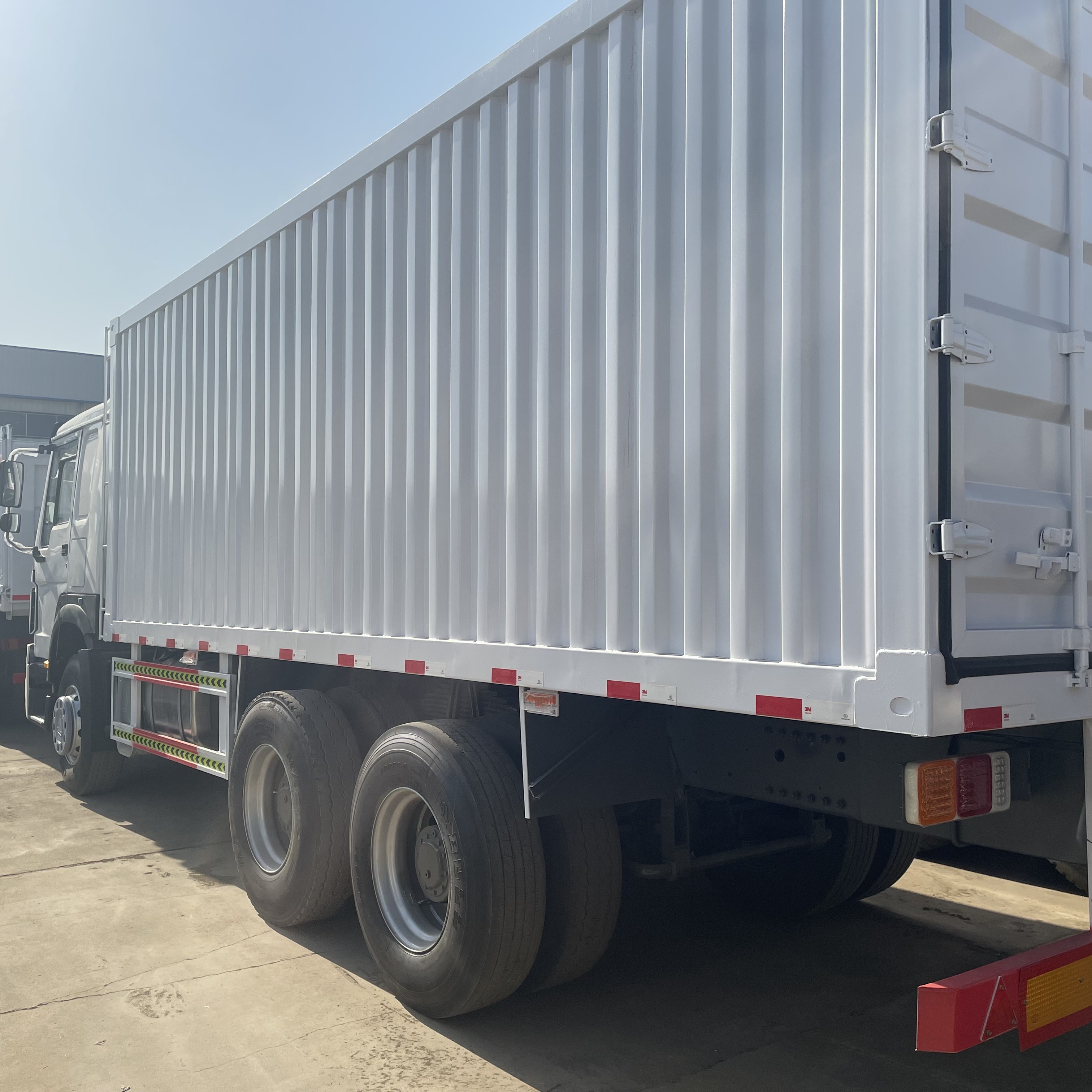 HOWO 6×4 Box Truck 371HP-LHD image 3