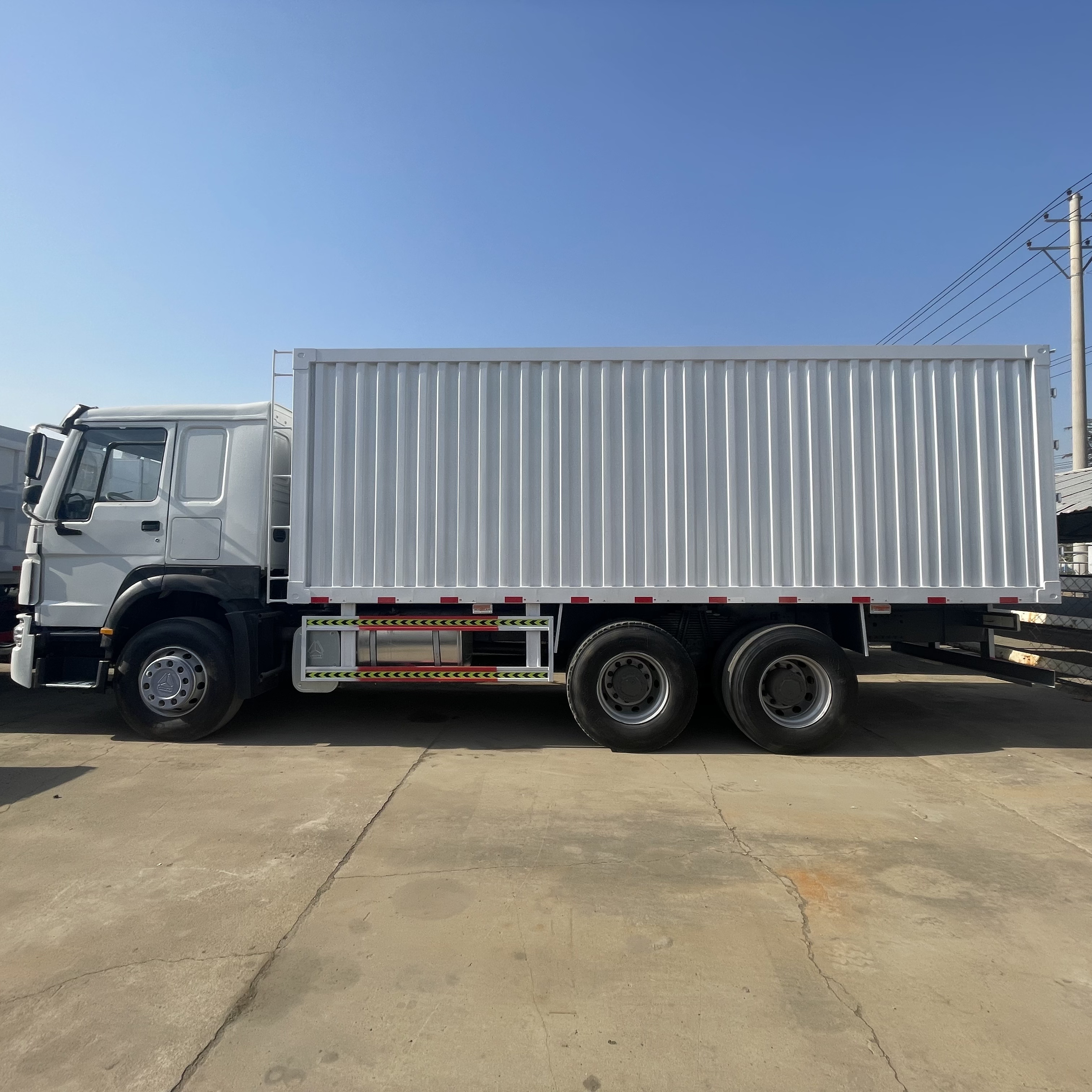 HOWO 6×4 Box Truck 371HP-LHD image 2