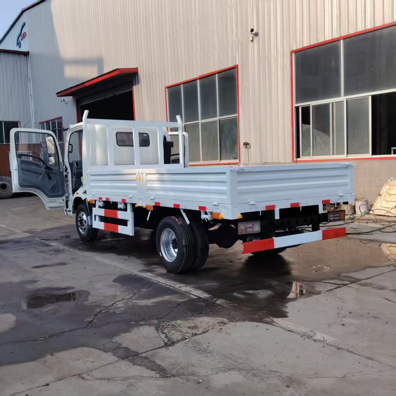 HOWO 4×2 Flatbed Truck, 130 HP image 2