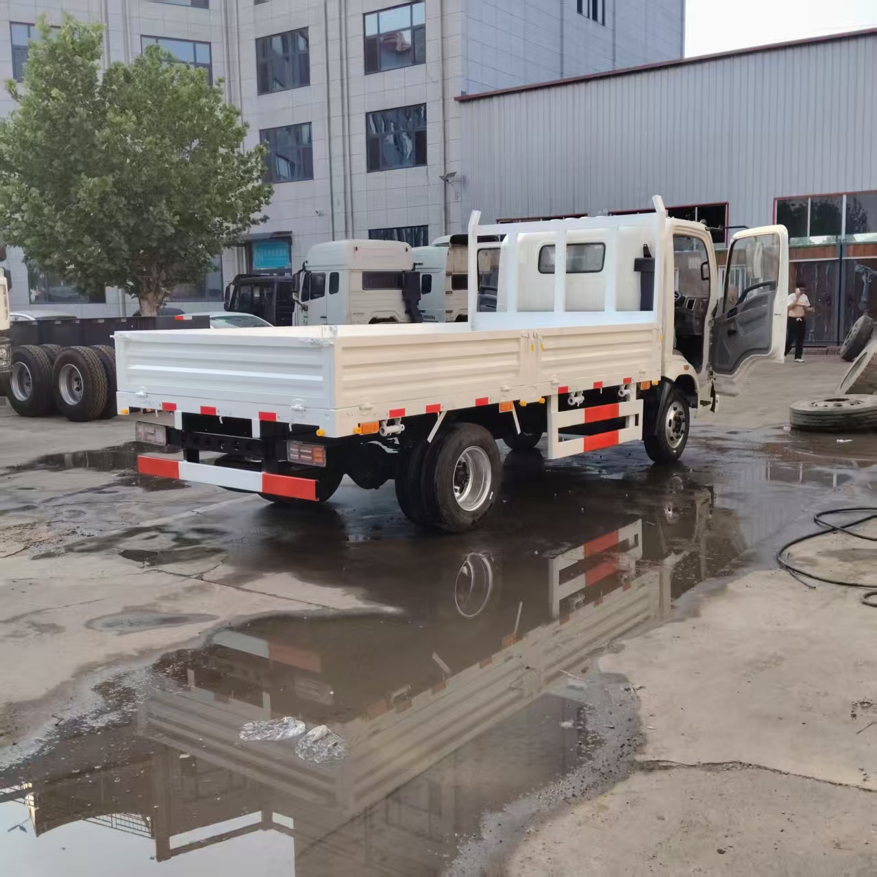 HOWO 4×2 Flatbed Truck, 130 HP image 3