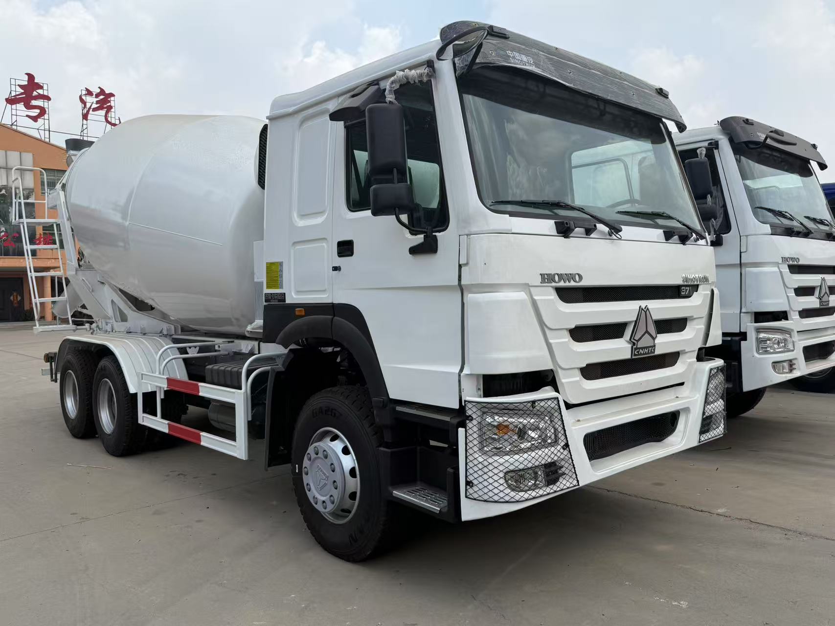 Sinotruk HOWO 6×4 Concrete Mixer Truck — 371 hp Specifications image 2