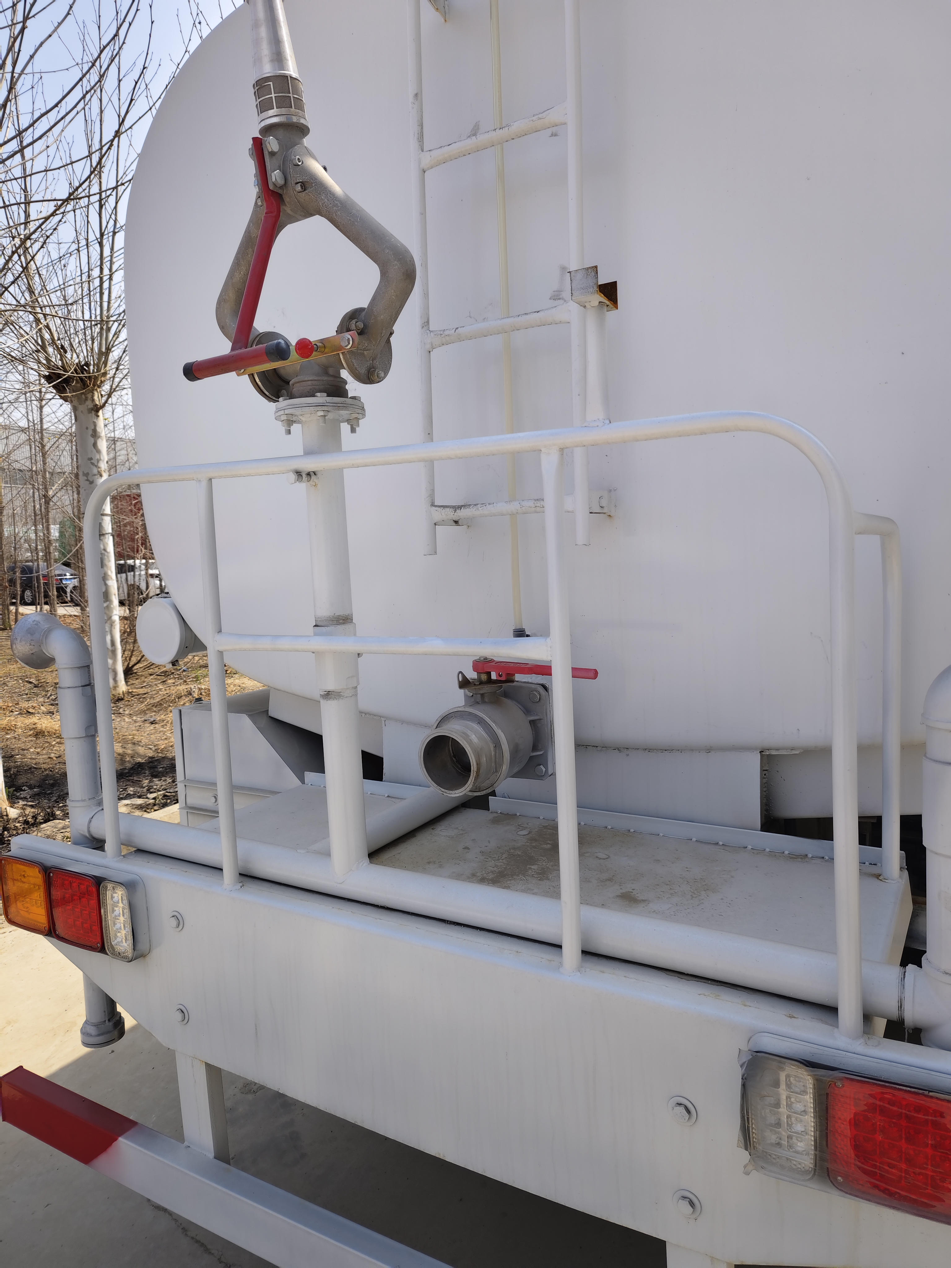 Howo 6×4 Water Sprinkler Truck, 371 HP image 4