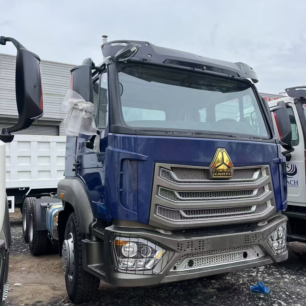 SINOTRUK HOWO NX 6×4 371HP tractor image 3