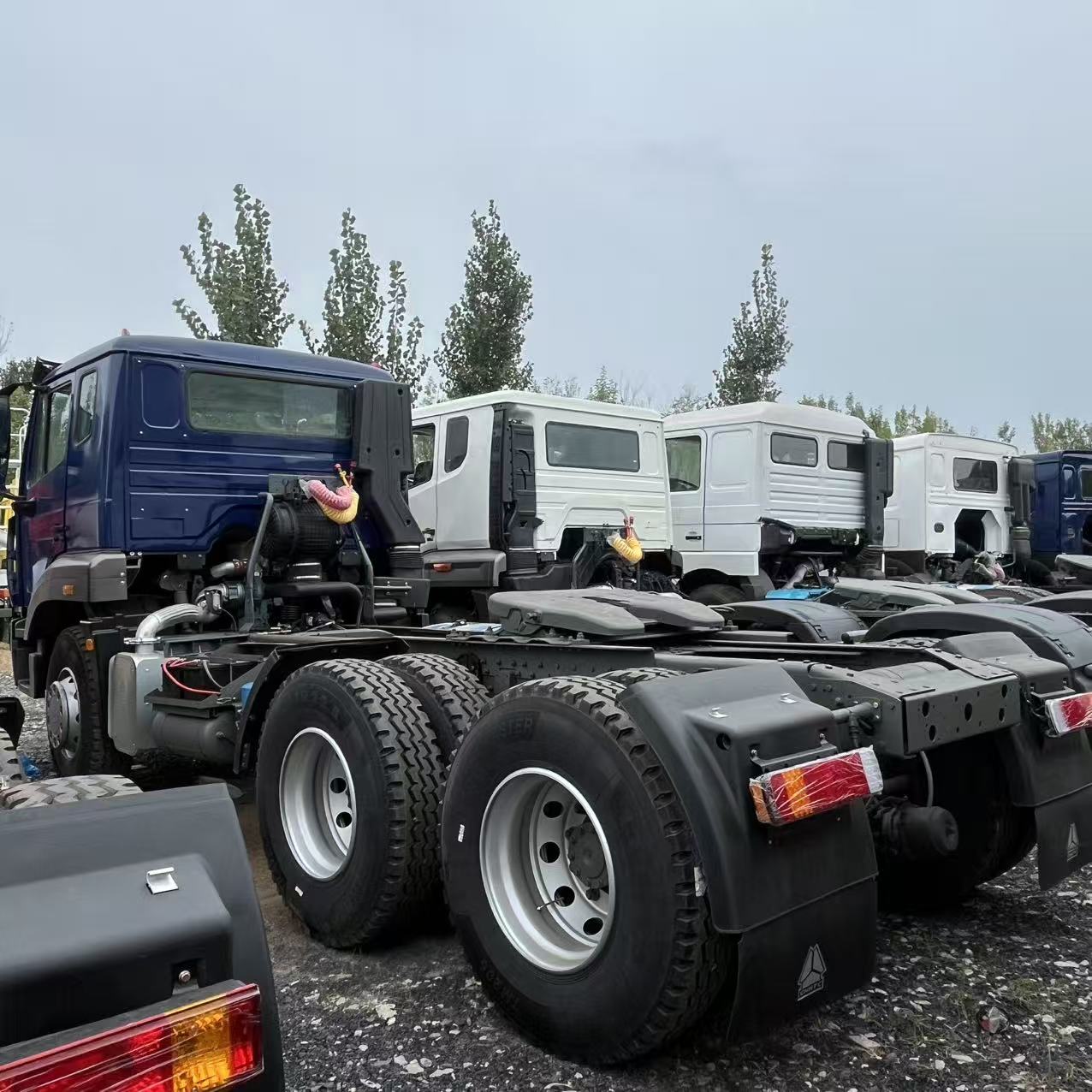 SINOTRUK HOWO NX 6×4 371HP tractor image 5