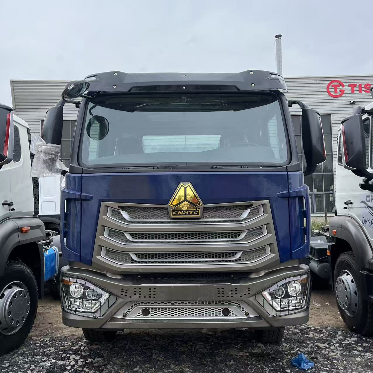 SINOTRUK HOWO NX 6×4 371HP tractor image 2