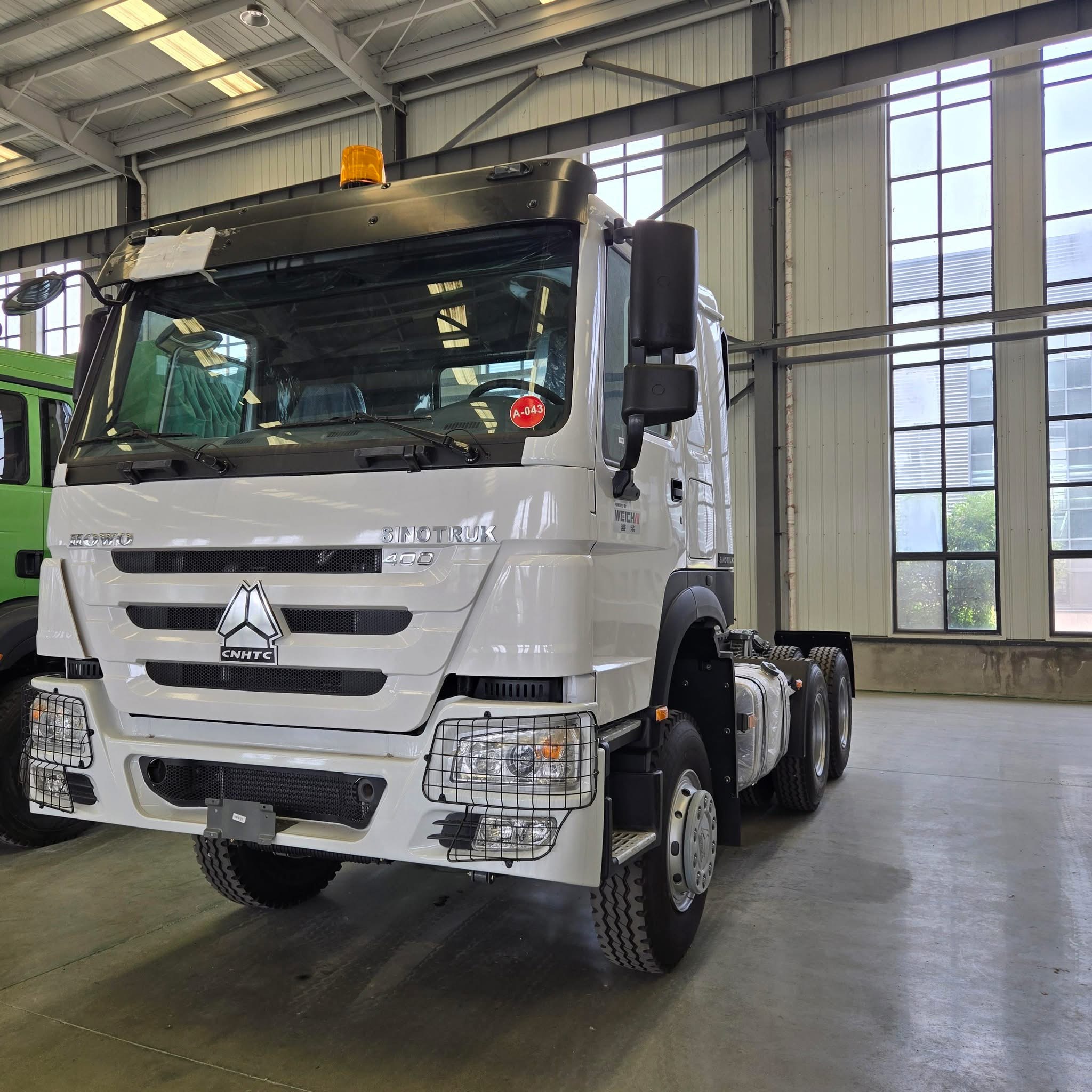 HOWO 6×4 Tractor Truck 400HP image 2