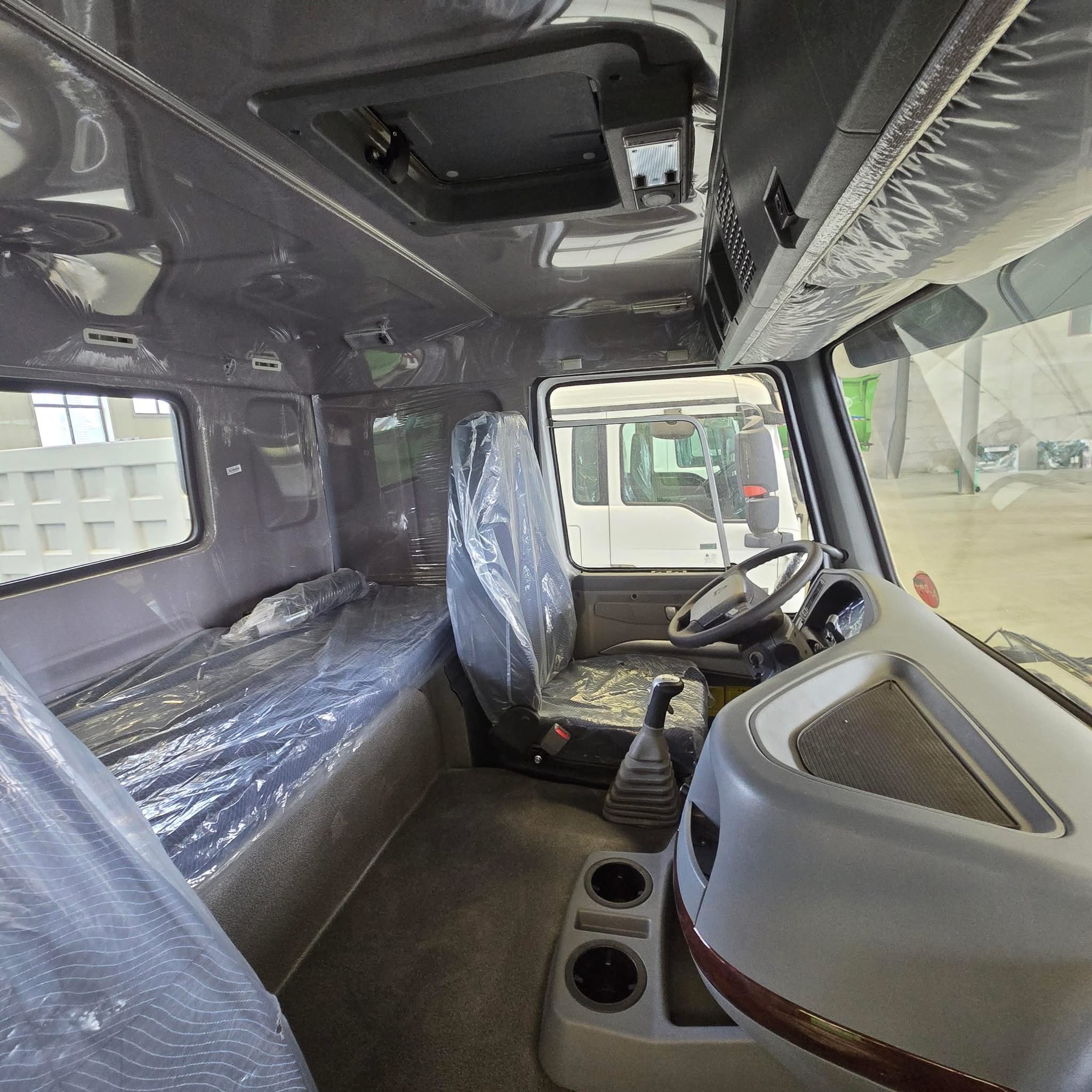 HOWO 6×4 Tractor Truck 400HP image 4