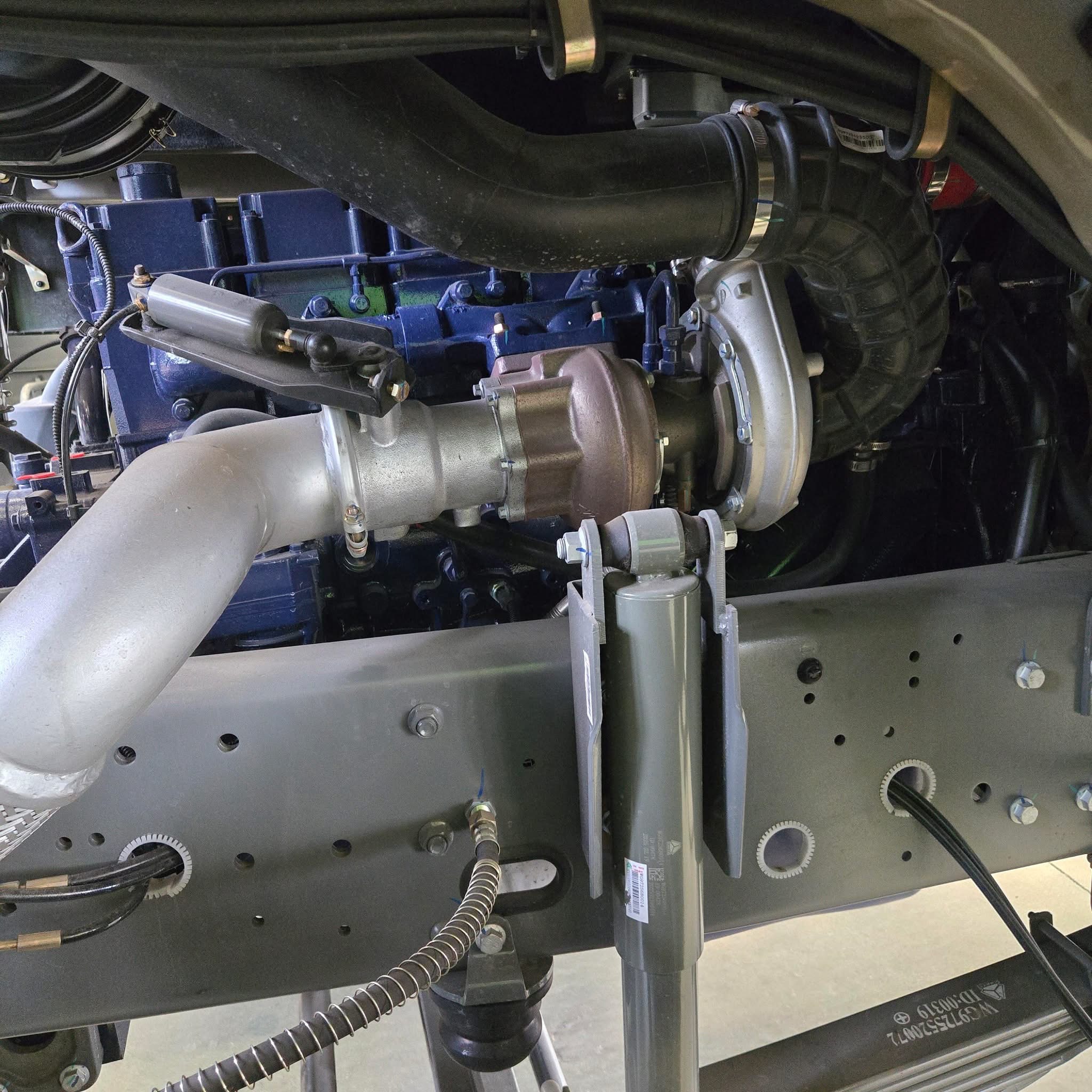 HOWO 6×4 Tractor Truck 400HP image 5