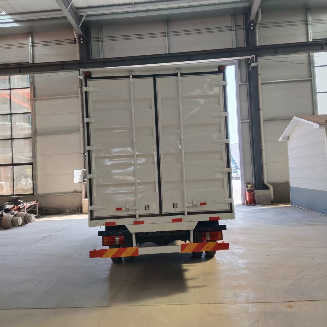 HOWO 4×2 Box Truck, RHD (Right‑hand drive) image 3