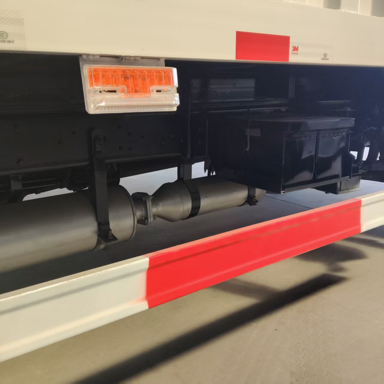 HOWO 4×2 Box Truck, RHD (Right‑hand drive) image 7