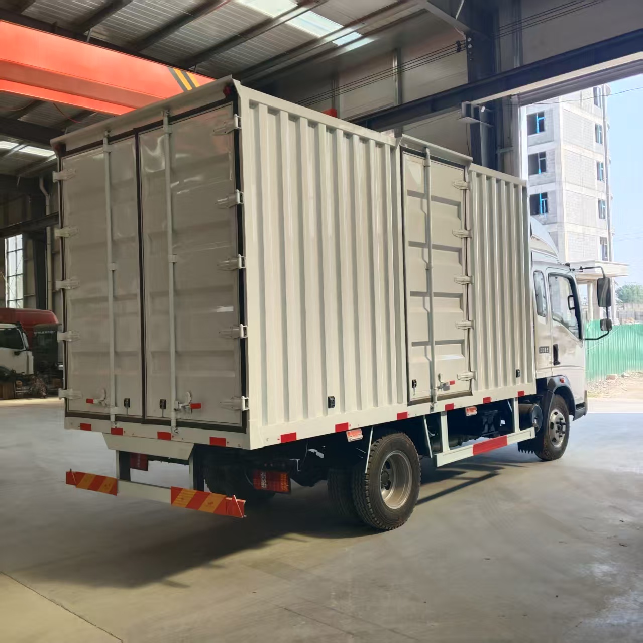 HOWO 4×2 Box Truck, RHD (Right‑hand drive) image 4