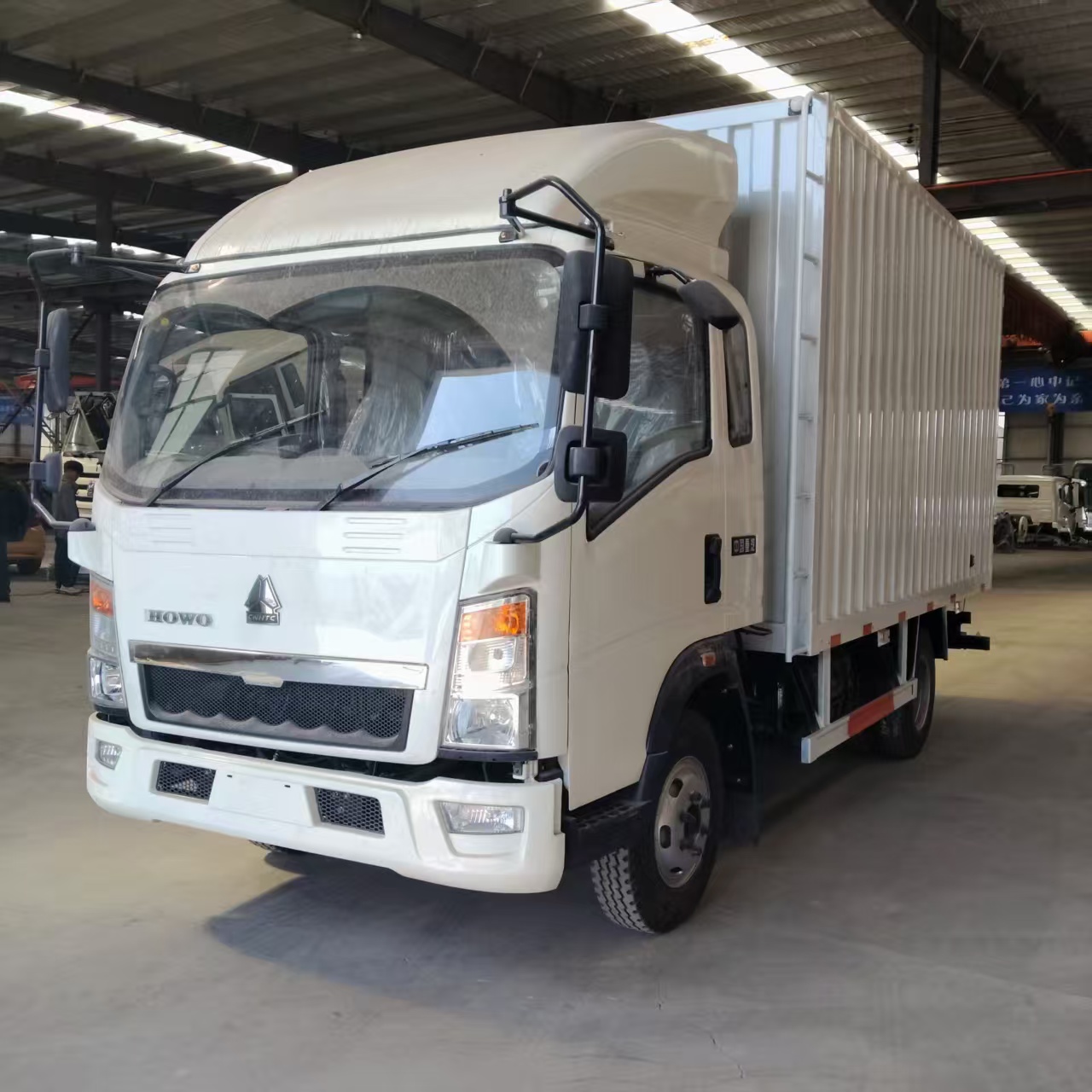 HOWO 4×2 Box Truck, RHD (Right‑hand drive)