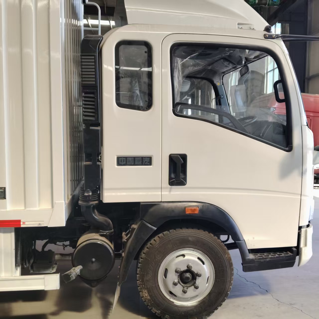 HOWO 4×2 Box Truck, RHD (Right‑hand drive) image 8