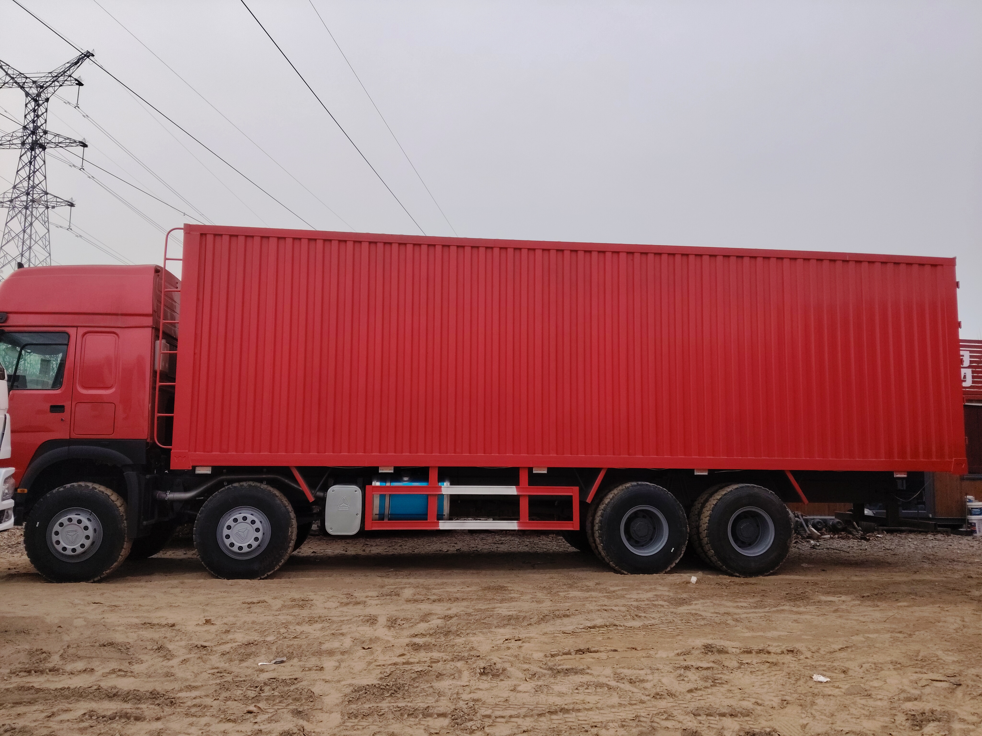 HOWO 8×4 380HP Box-type Cargo image 4