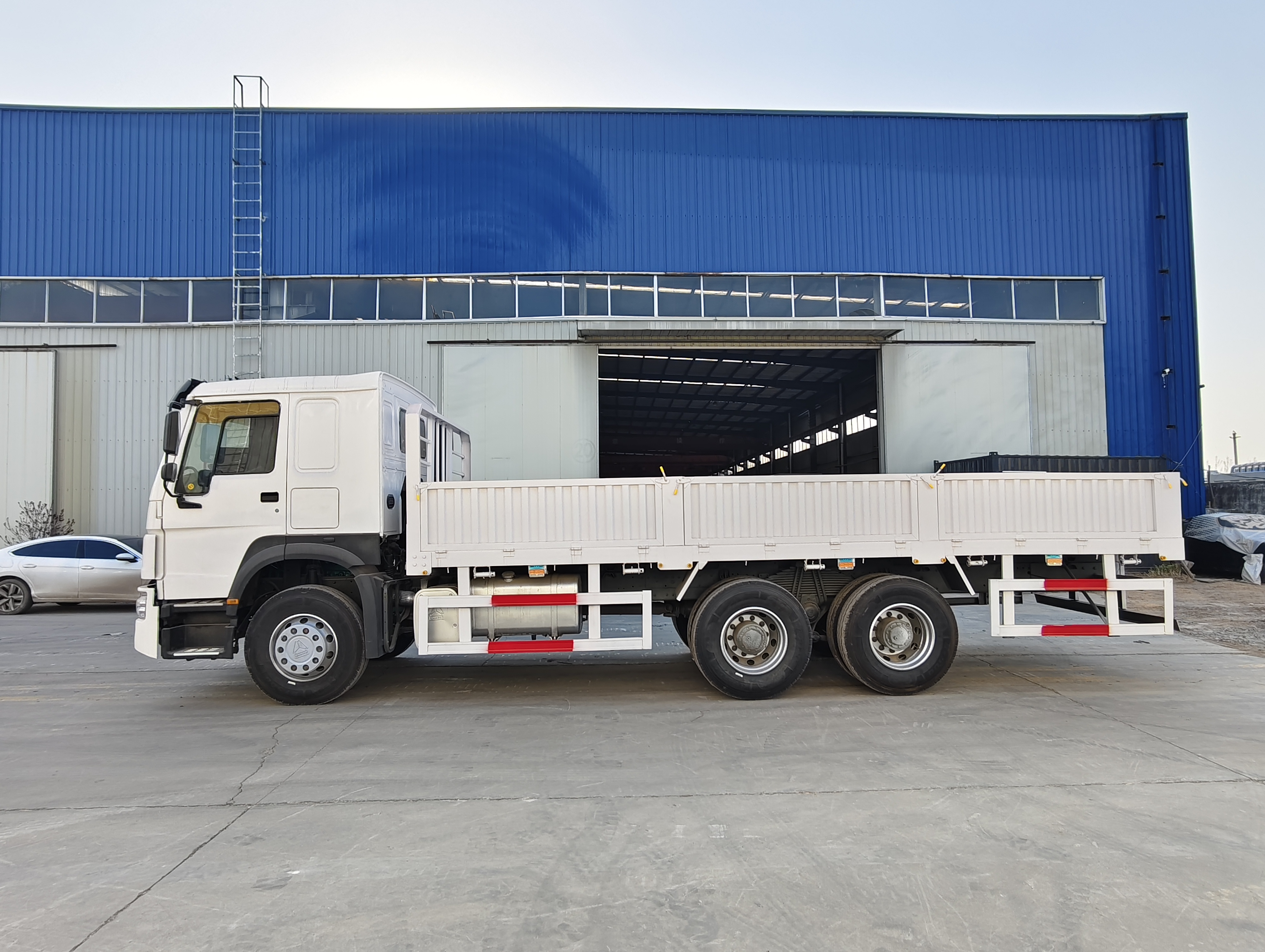 HOWO 6×4 Flatbed Cargo Truck image 3