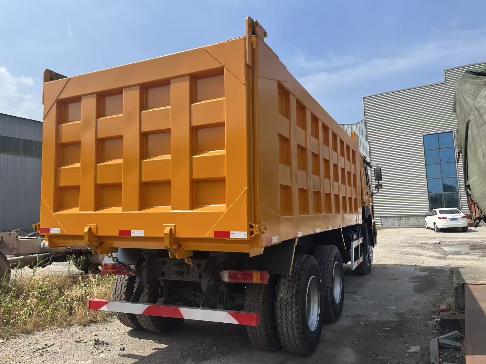 HOWO 371HP 6×4 dump truck image 4