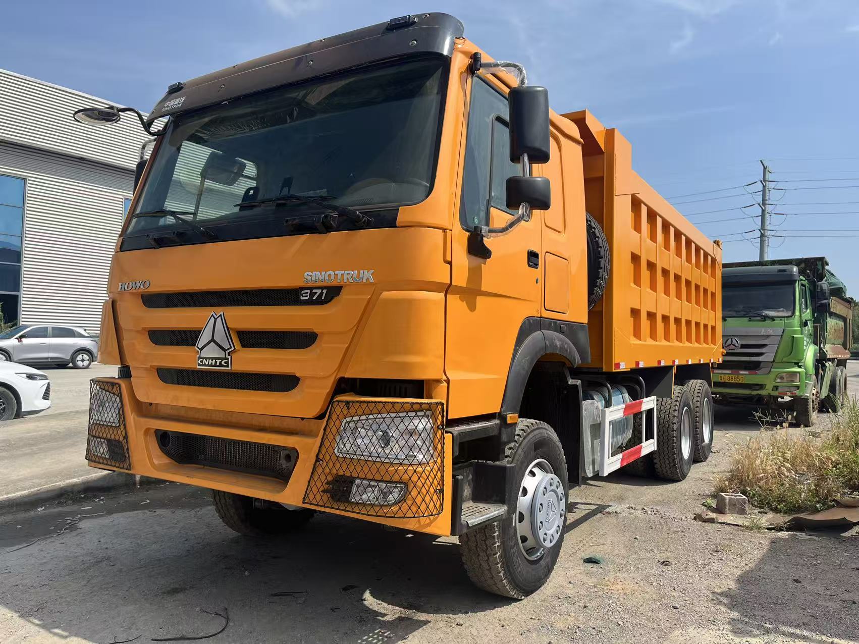 HOWO 371HP 6×4 dump truck image 2