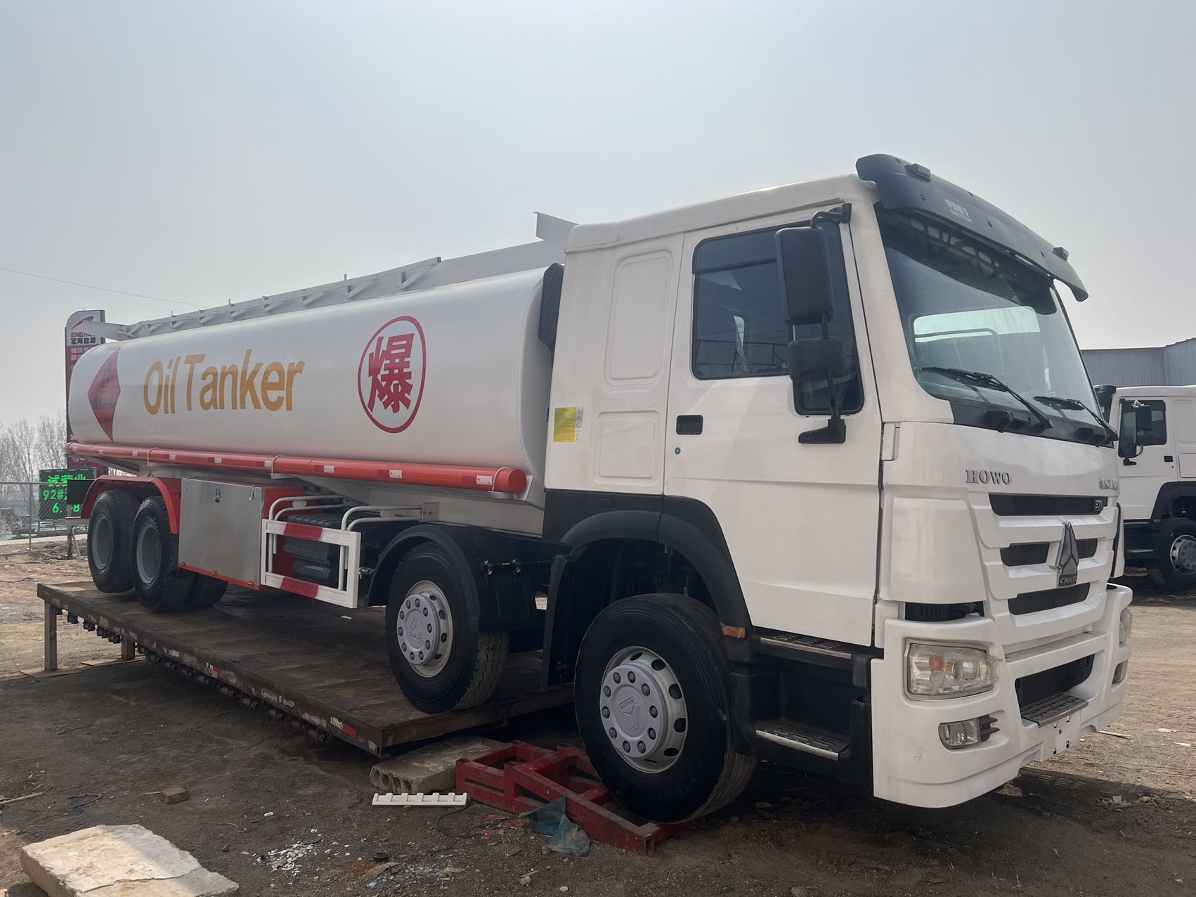 HOWO 8×4  Fuel Tanker Truck image 4