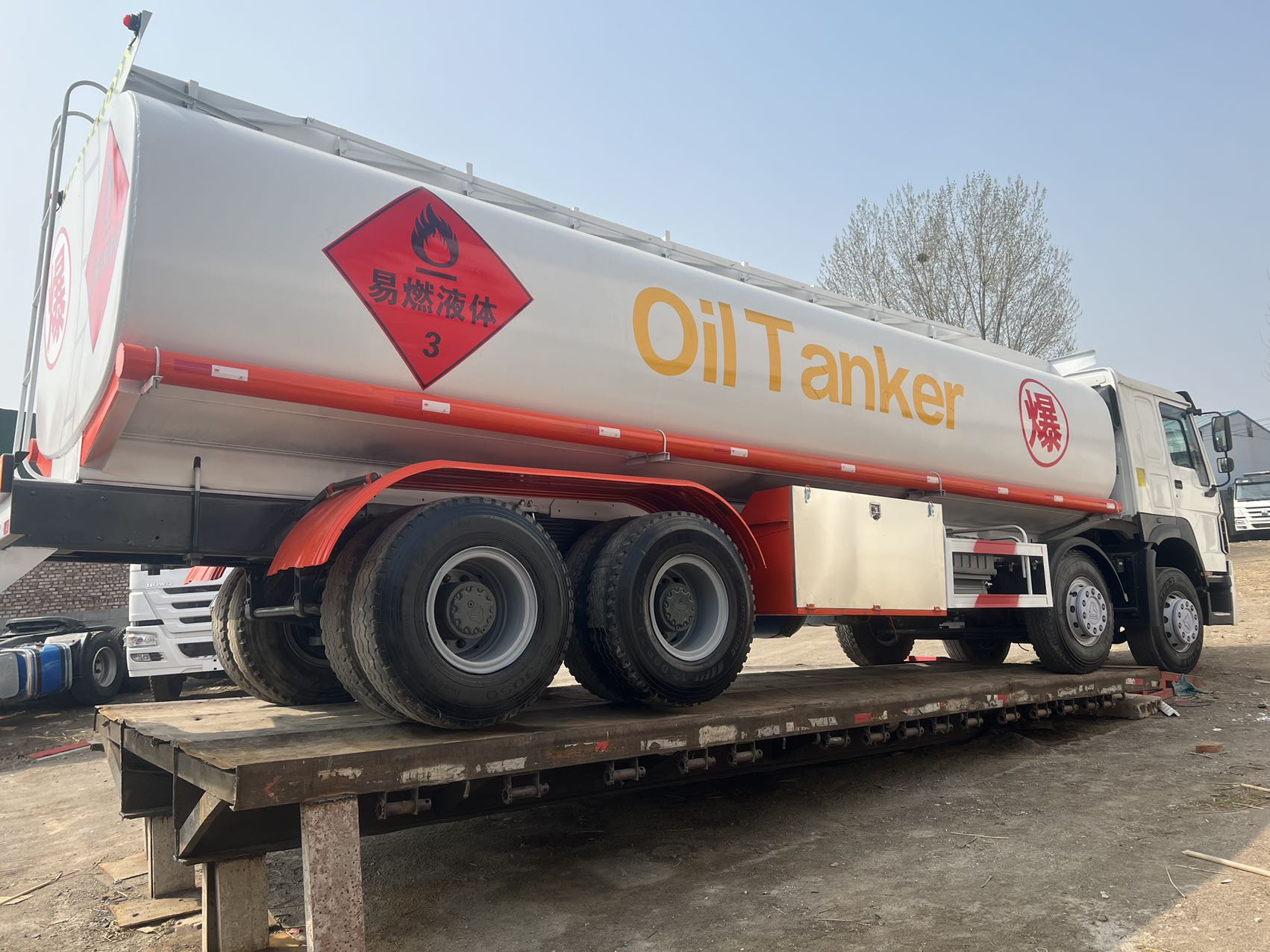 HOWO 8×4  Fuel Tanker Truck image 2