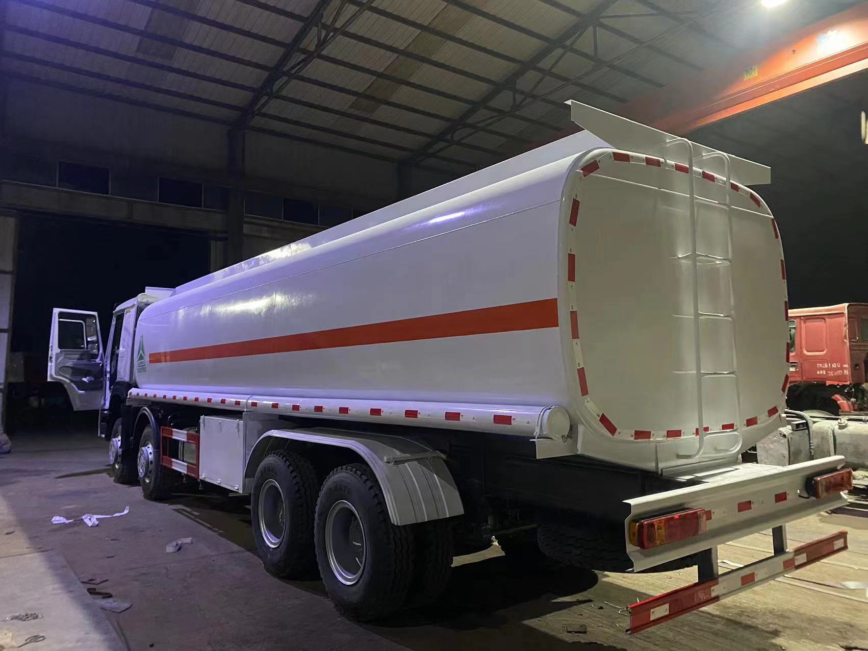HOWO 8×4  Fuel Tanker Truck image 6