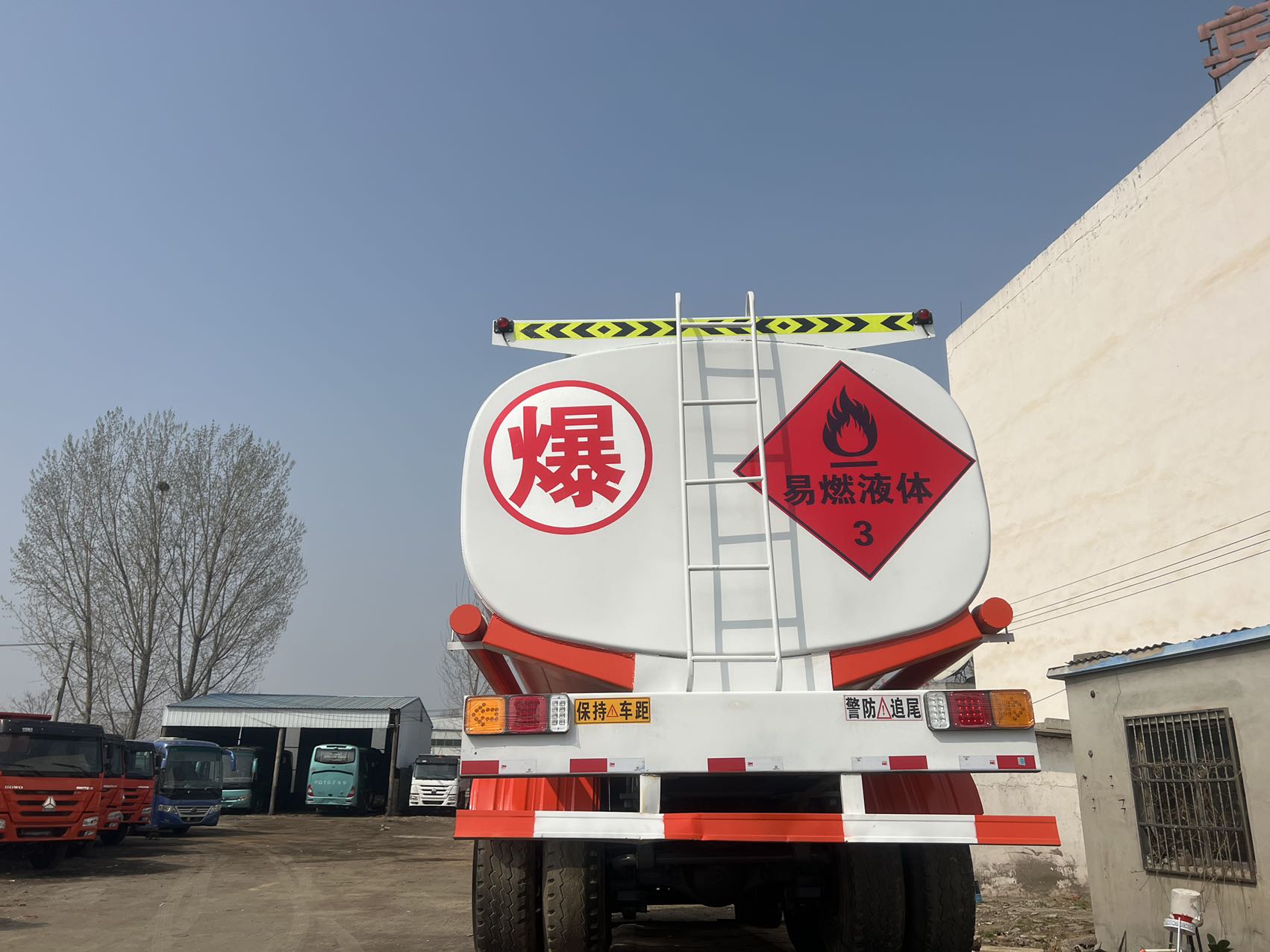 HOWO 8×4  Fuel Tanker Truck image 3