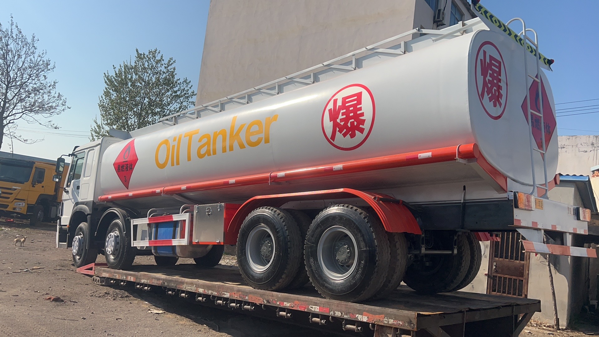 HOWO 8×4  Fuel Tanker Truck image 5