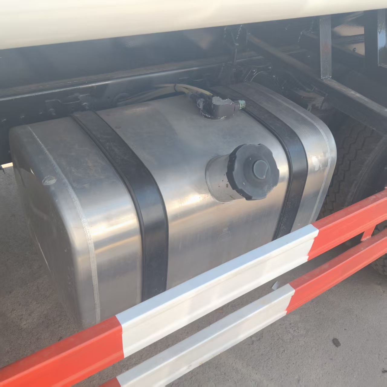 HOWO 4×2 water sprinkler truck image 5