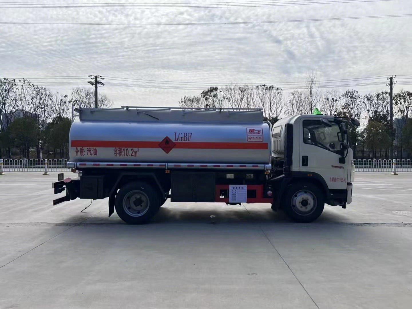 HOWO 4×2 Fuel Tanker Truck image 3